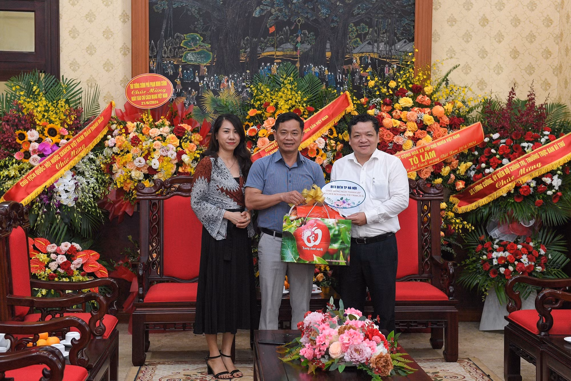 Bưu điện thành phố Hà Nội chúc mừng Báo Nhân Dân nhân dịp 21/6. Bưu điện thành phố Hà Nội chúc mừng Báo Nhân Dân nhân dịp 21/6.