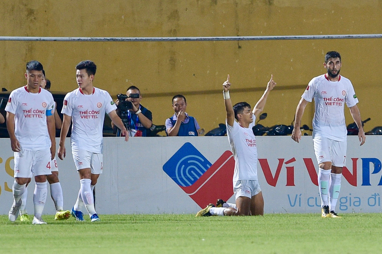 Thể Công Viettel cho thấy phong độ ấn tượng của mình khi mở tỷ số ở phút 13. Từ đường chuyền vượt tuyến, Pedro Henrique bứt tốc bỏ lại sau lưng Việt Anh và Tuấn Dương trước khi đánh bại Nguyễn Filip rồi dễ dàng đệm bóng vào lưới trống. Thể Công Viettel cho thấy phong độ ấn tượng của mình khi mở tỷ số ở phút 13. Từ đường chuyền vượt tuyến, Pedro Henrique bứt tốc bỏ lại sau lưng Việt Anh và Tuấn Dương trước khi đánh bại Nguyễn Filip rồi dễ dàng đệm bóng vào lưới trống.