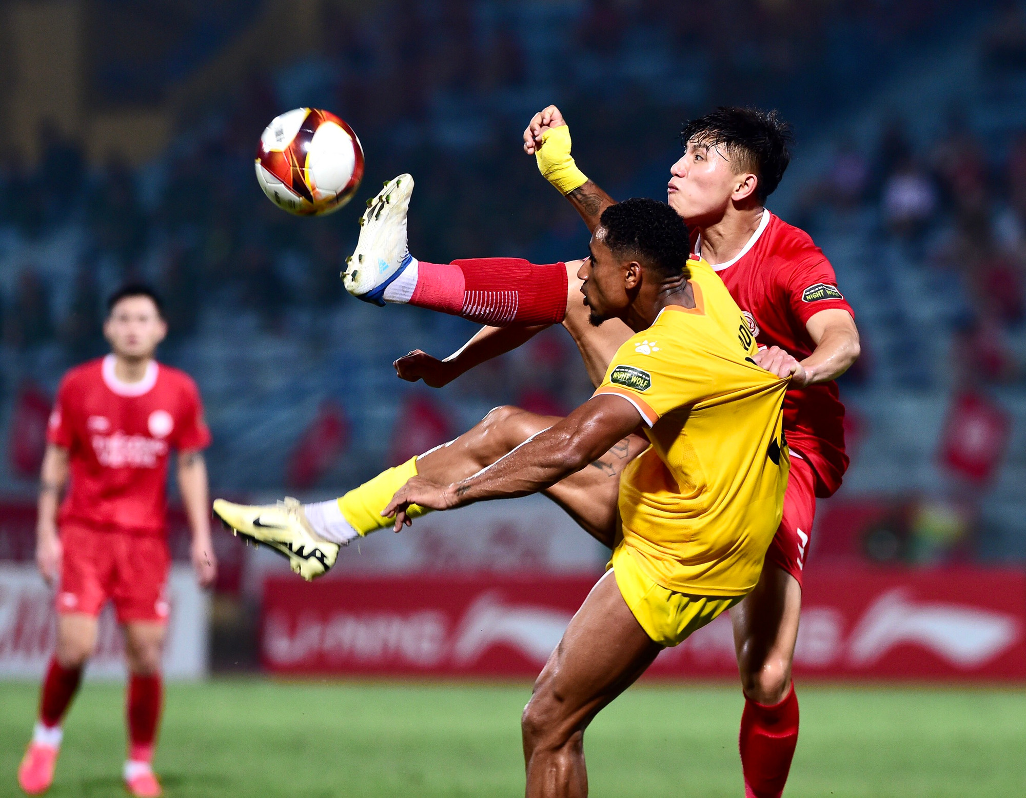 Còn nhiều thời gian thi đấu, các cầu thủ Thể Công Viettel nỗ lực giành chiến thắng.