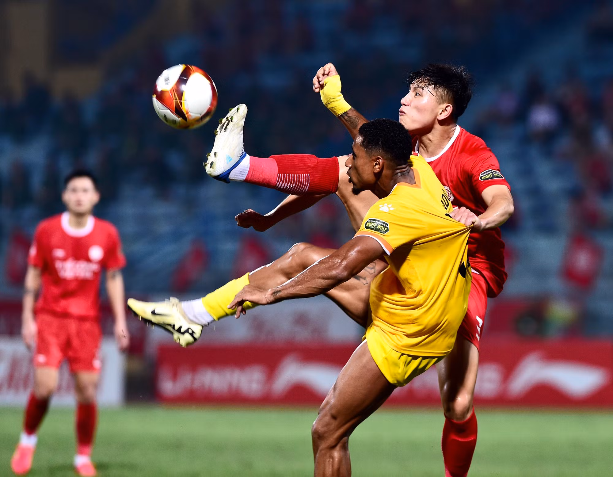 Còn nhiều thời gian thi đấu, các cầu thủ Thể Công Viettel nỗ lực giành chiến thắng.