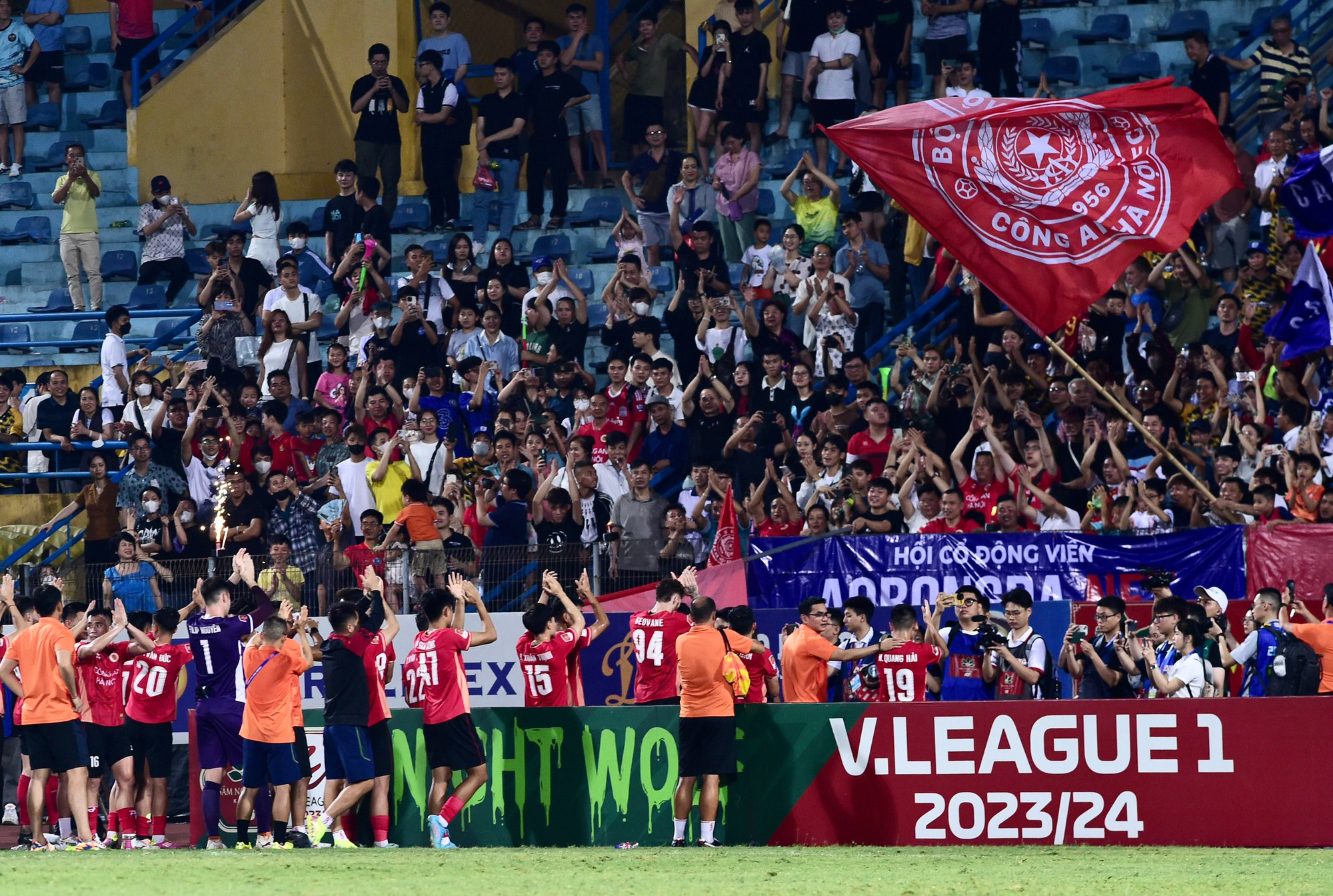 Các cầu thủ Công an Hà Nội cảm ơn cổ động viên đã đến cổ vũ cho đội nhà.