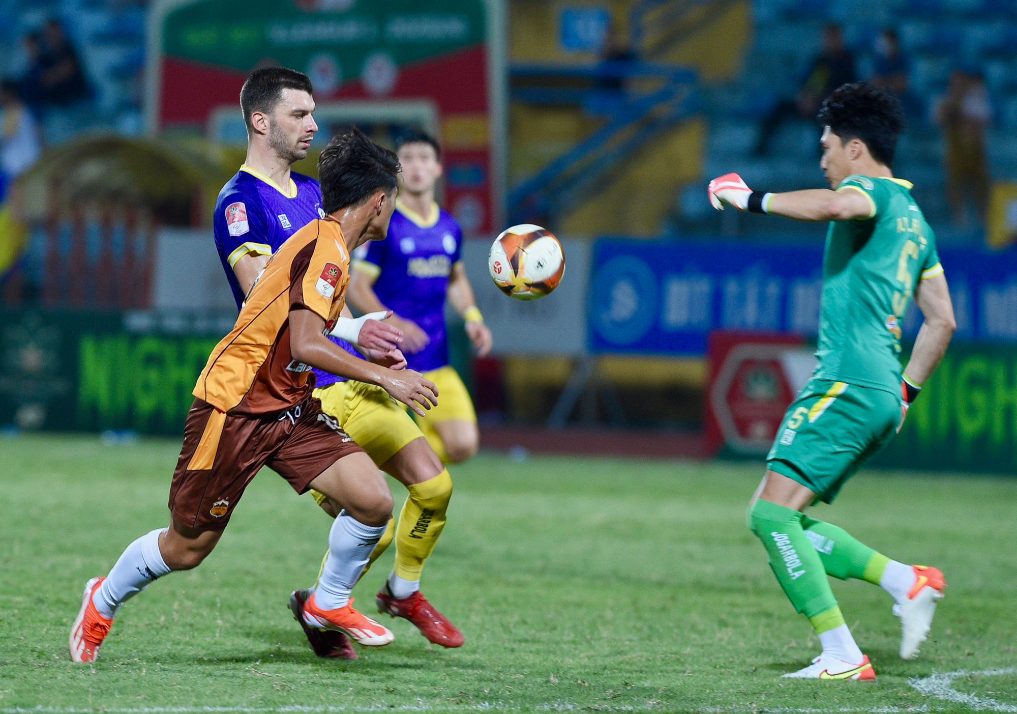 Sang hiệp 2, các cầu thủ Hà Nội chủ động chơi phòng ngự phản công.