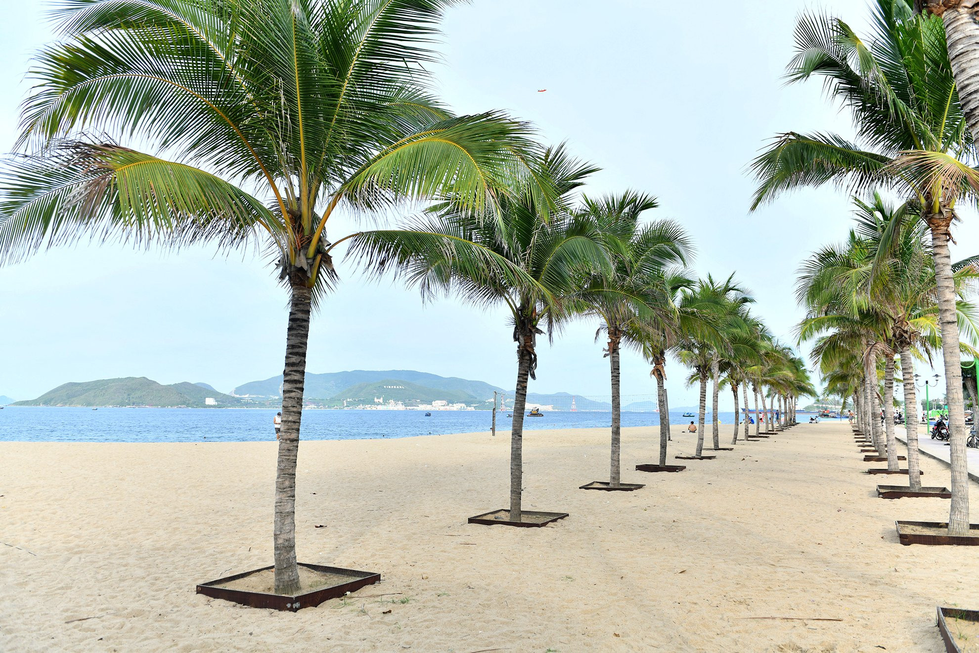 Cũng với bờ biển cát trắng trải dài, Nha Trang đã có mặt trong danh sách những vịnh đẹp nhất trên thế giới. Cũng với bờ biển cát trắng trải dài, Nha Trang đã có mặt trong danh sách những vịnh đẹp nhất trên thế giới.