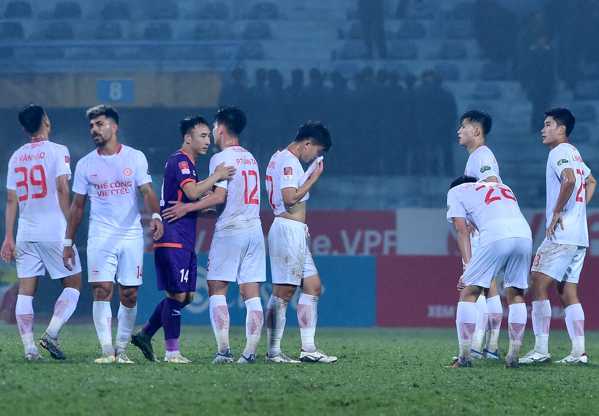 Nỗ lực ở những phút cuối trận của Hoàng Đức và đồng đội là bất thành.
