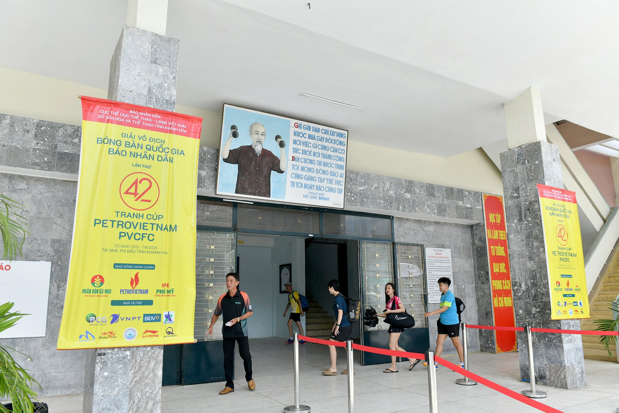 Từ sáng sớm, các vận động viên đã tới Nhà thi đấu tỉnh Khánh Hòa để tập luyện.