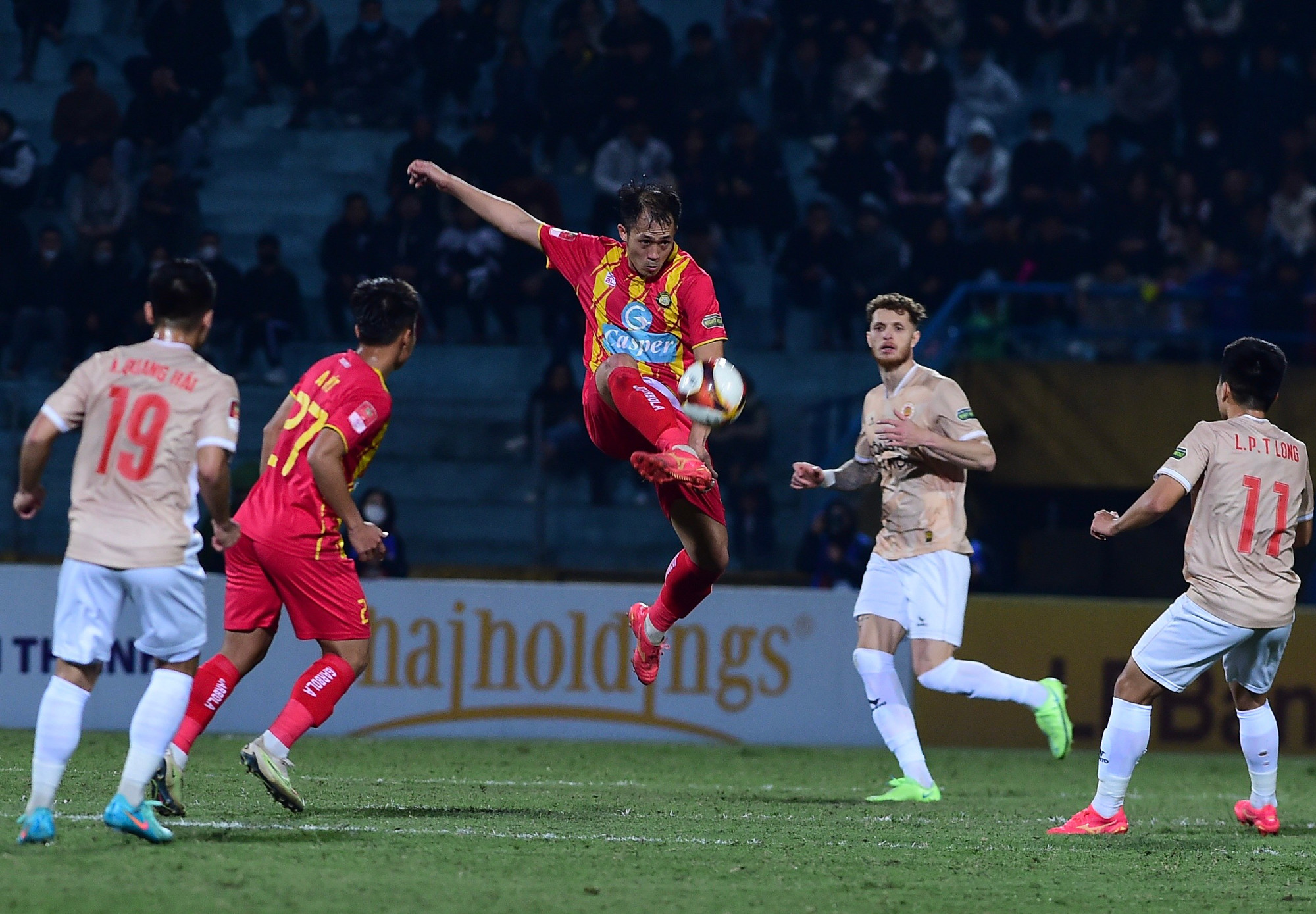 Đội chủ nhà tiếp tục kiểm soát trận đấu, đẩy đội hình của Thanh Hóa lùi sâu về phần sân nhà. Đội chủ nhà tiếp tục kiểm soát trận đấu, đẩy đội hình của Thanh Hóa lùi sâu về phần sân nhà.