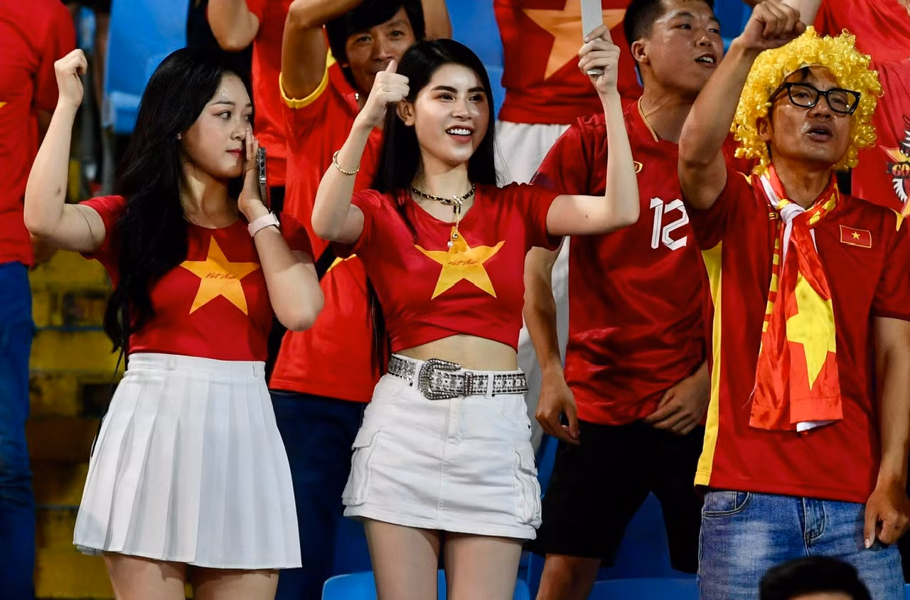 Các cô gái đến "truyền lửa" cho các cầu thủ tuyển Việt Nam.