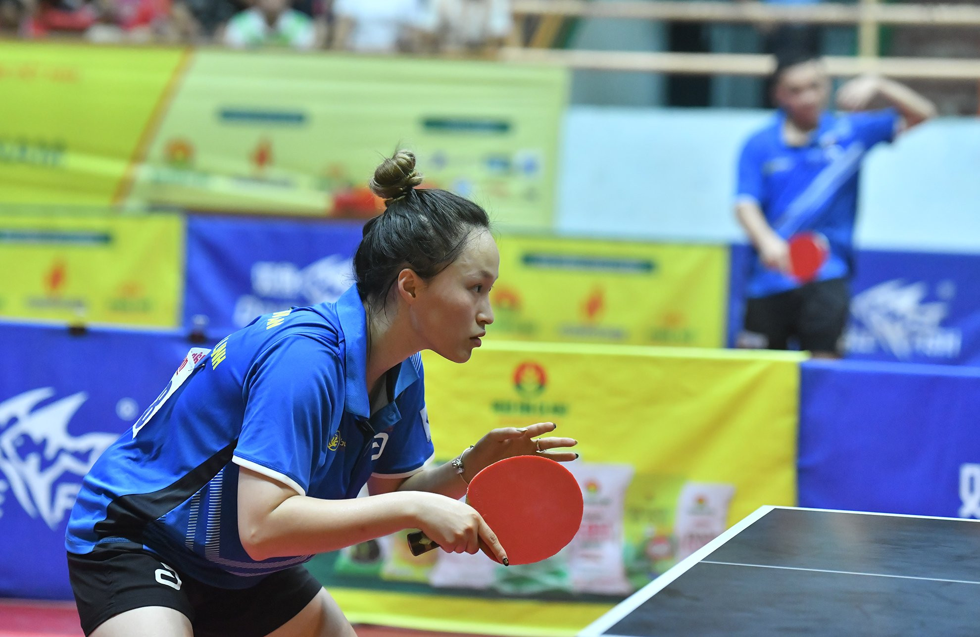 Nguyễn Thị Phương Linh cùng chồng là Đinh Anh Hoàng cùng là 2 vận động viên thi đấu mở màn cho Công an nhân dân - T&T 1 ở nội dung đồng đội nữ và đồng đội nam.