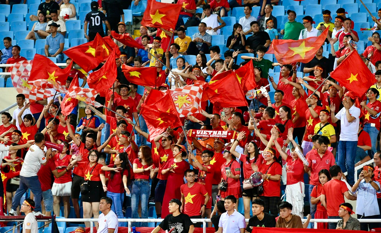 Tất cả cùng hô vang "Việt Nam, Việt Nam".