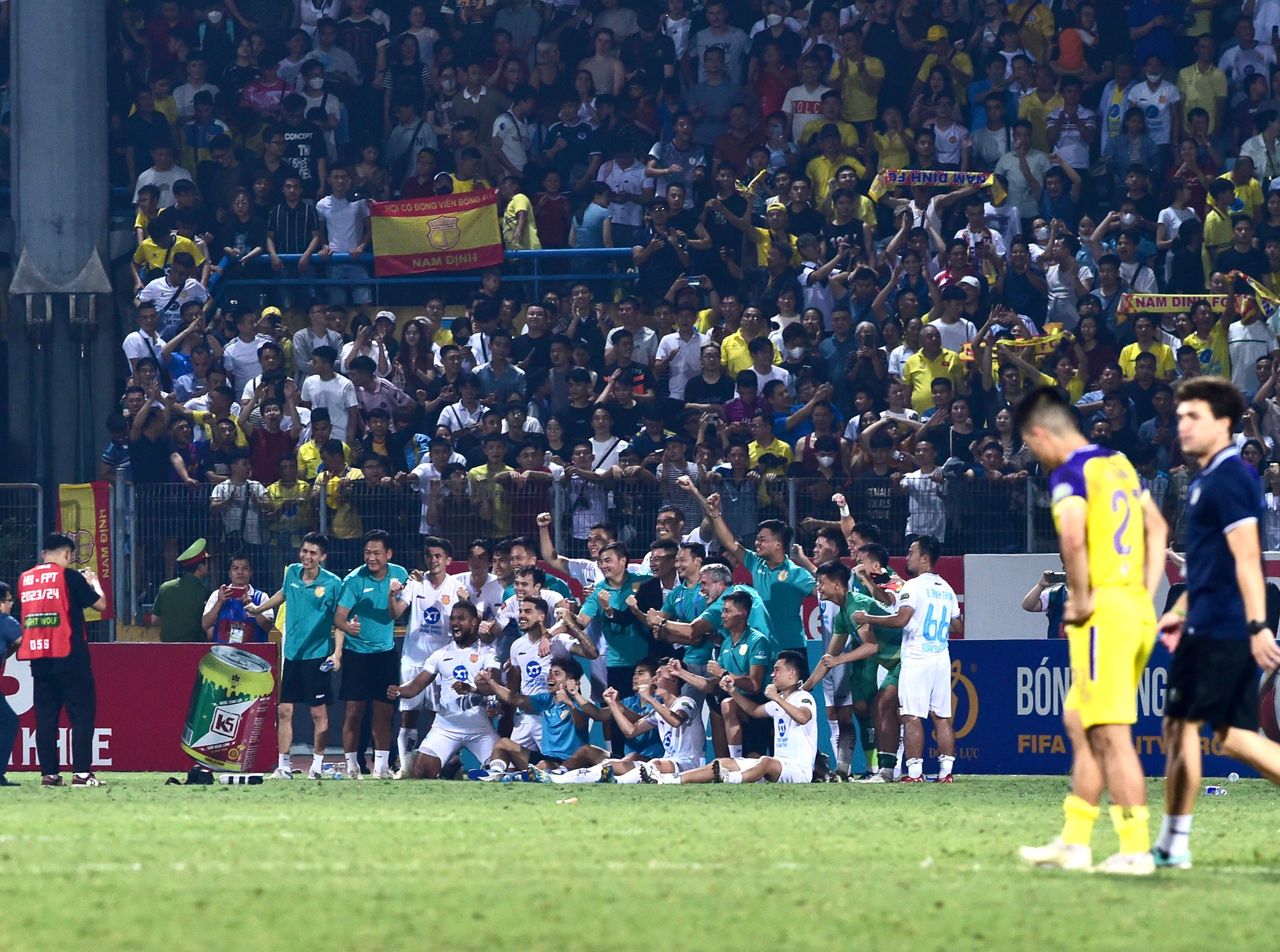 Niềm vui và nỗi buồn của cầu thủ hai đội. Niềm vui và nỗi buồn của cầu thủ hai đội.