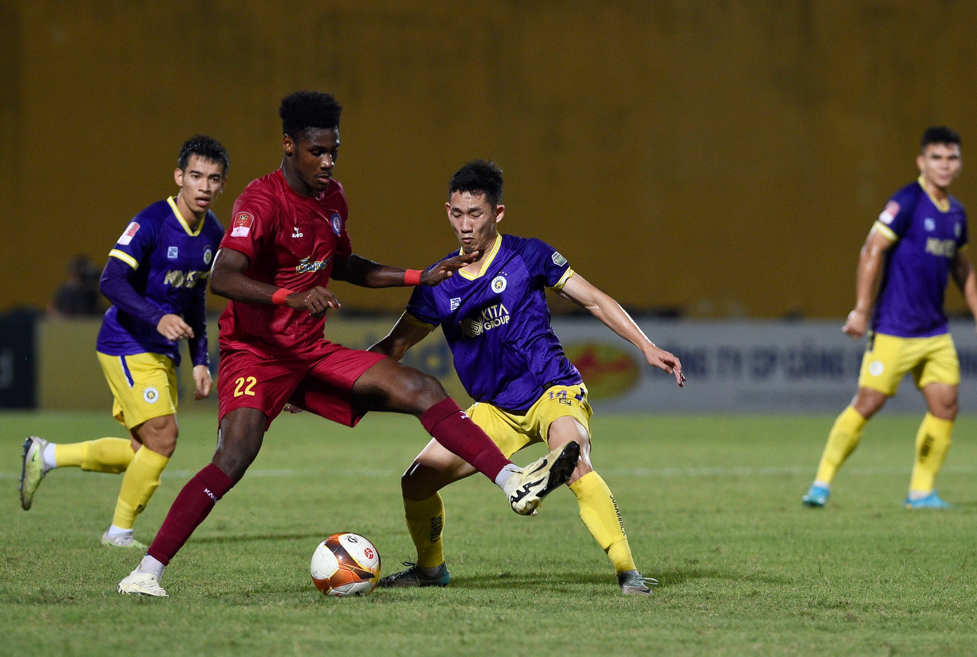 Thế nhưng bất ngờ, phút 33, từ pha phối hợp trong vòng cấm của Khánh Hòa, Văn Hiệp dễ dàng loại bỏ Xuân Mạnh trước khi sút tung lưới Văn Hoàng. Mở tỷ số 1-0 cho đội bóng phố Biển.