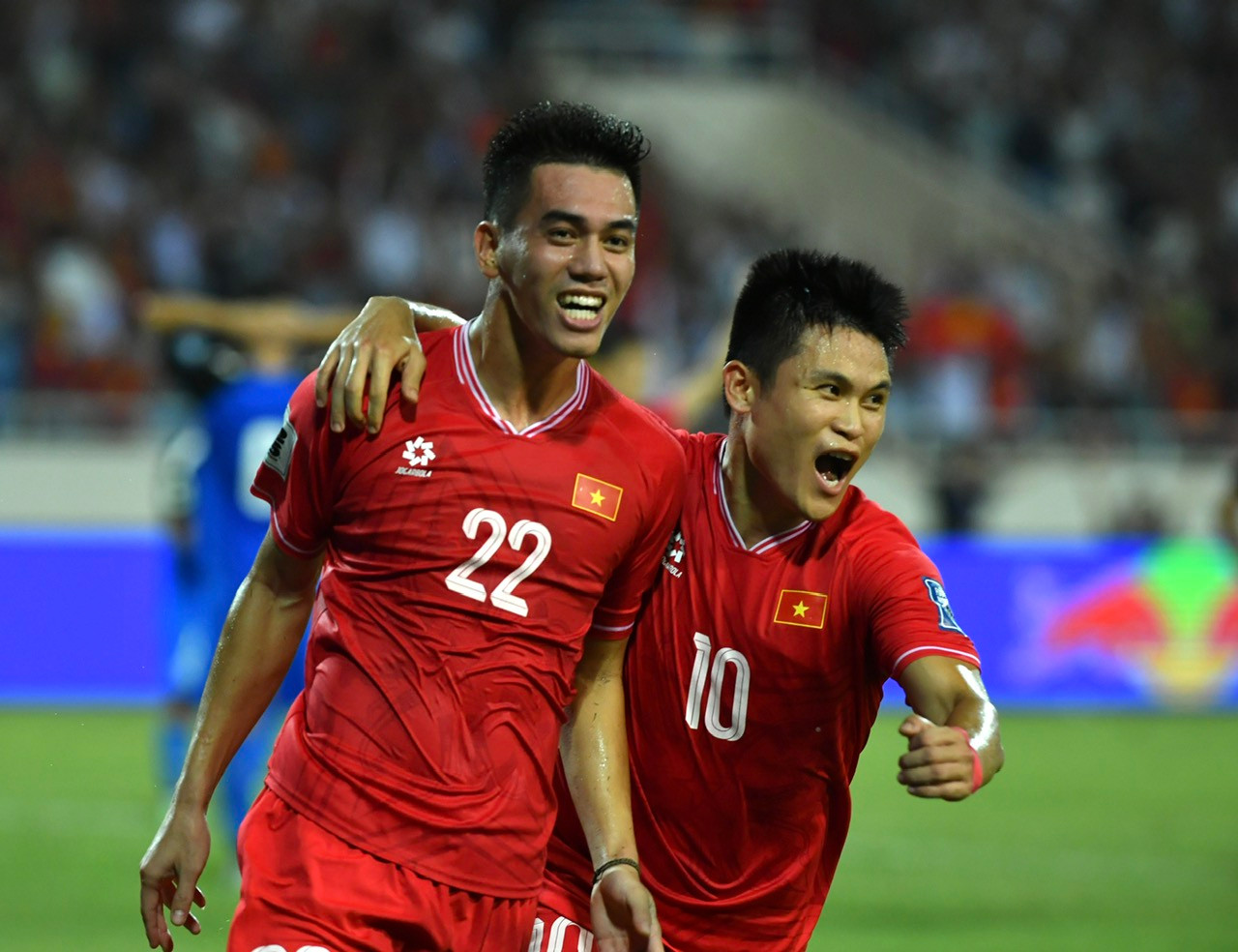 Tiếp tục ở phút 76,Tiến Linh đón được đường chuyền của Tuấn Hải để thực hiện cú đánh đầu bật đất đánh bại thủ thành Neil Etheridge, nâng tỷ số lên 2-1 cho tuyển Việt Nam.