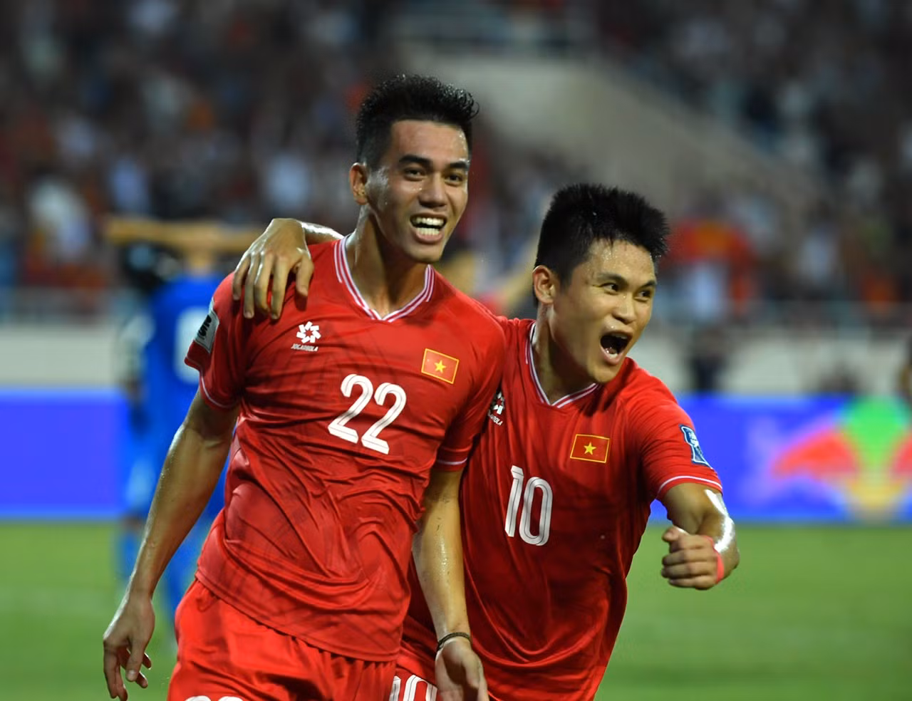 Tiếp tục ở phút 76,Tiến Linh đón được đường chuyền của Tuấn Hải để thực hiện cú đánh đầu bật đất đánh bại thủ thành Neil Etheridge, nâng tỷ số lên 2-1 cho tuyển Việt Nam.