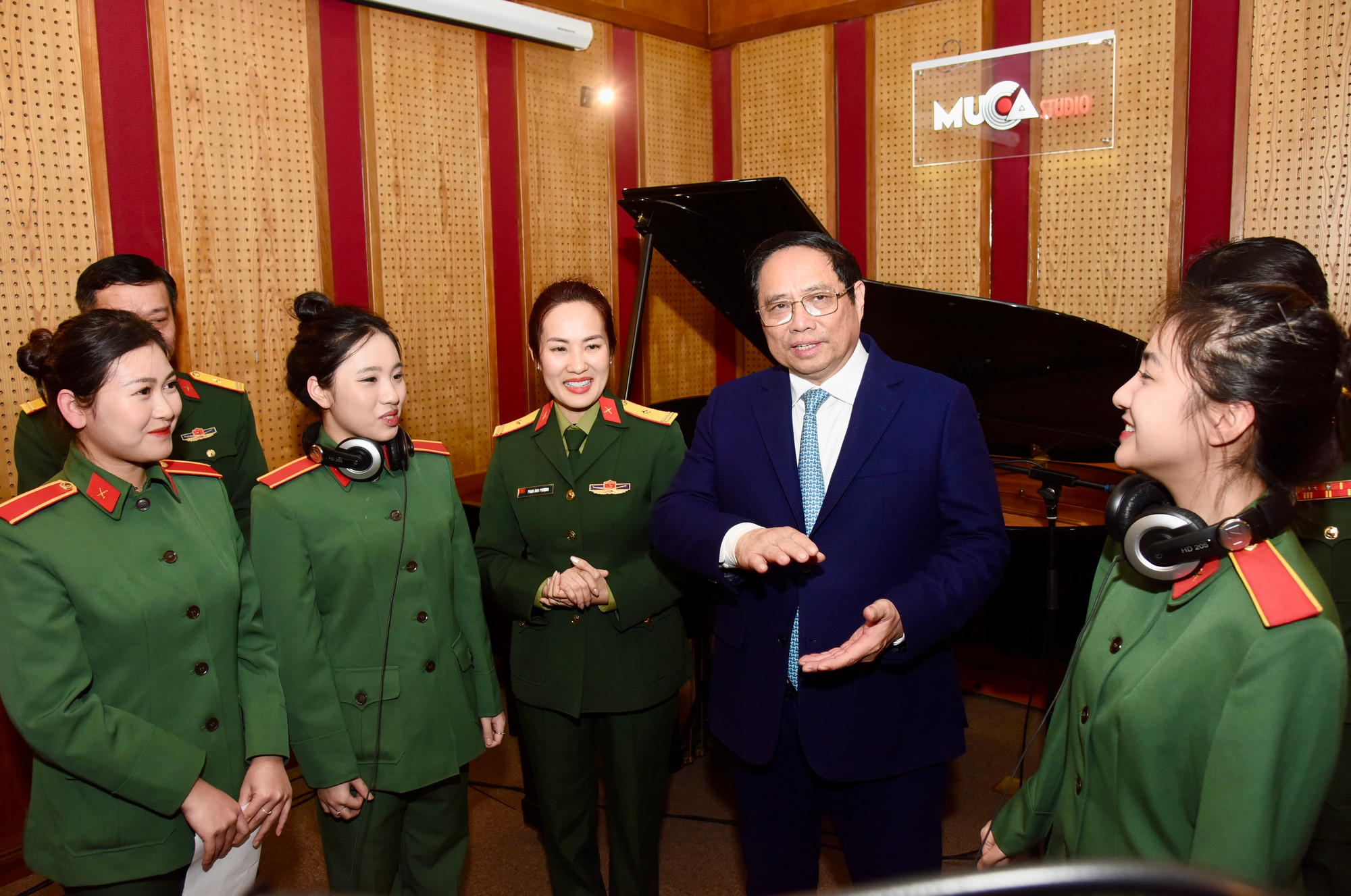 Thủ tướng Phạm Minh Chính dự buổi học thu thanh của giảng viên, sinh viên Trường Đại học Văn hóa-Nghệ thuật Quân đội.