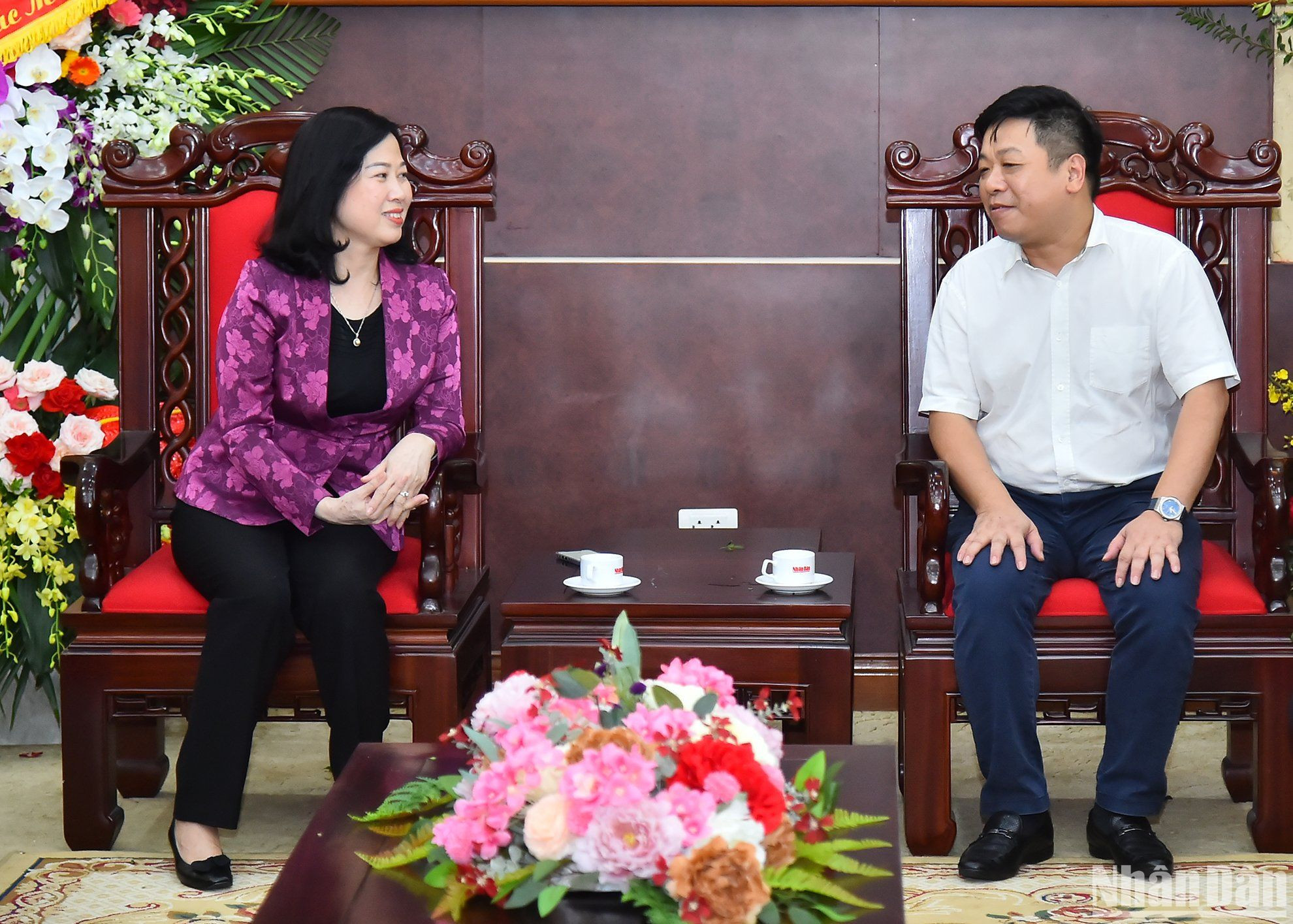 Bộ trưởng Y tế Đào Hồng Lan và Phó Tổng Biên tập Quế Đình Nguyên tại buổi tiếp đón.