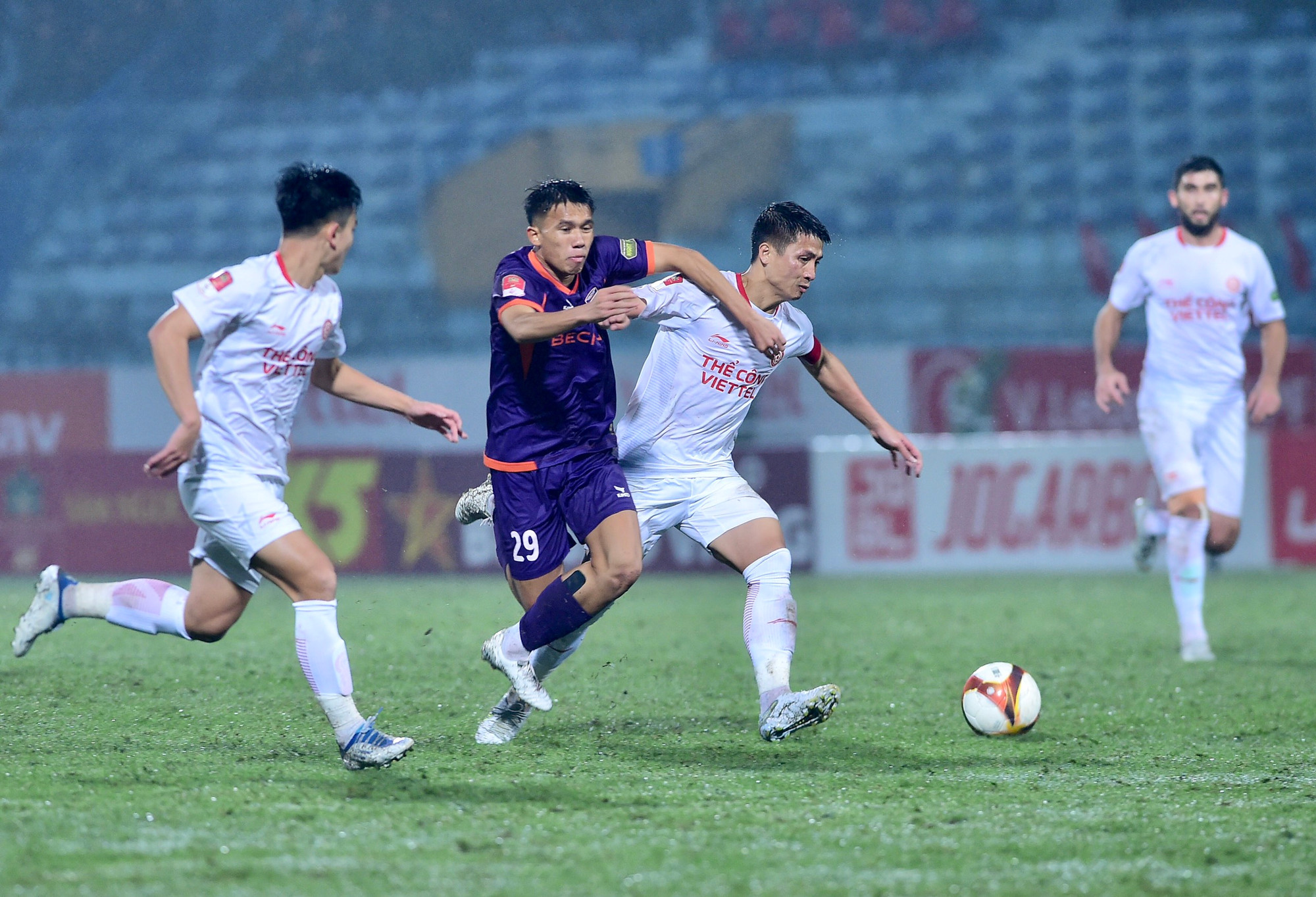 Bước sang hiệp 2, Thể Công Viettel sớm dâng cao trên phần sân của đối phương.