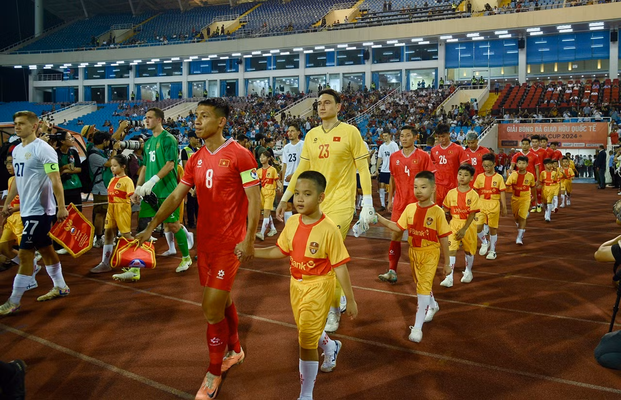 Hai đội bước vào mặt sân vận động quốc gia Mỹ Đình chuẩn bị cho trận đấu mở màn giải đấu giao hữu quốc tế.