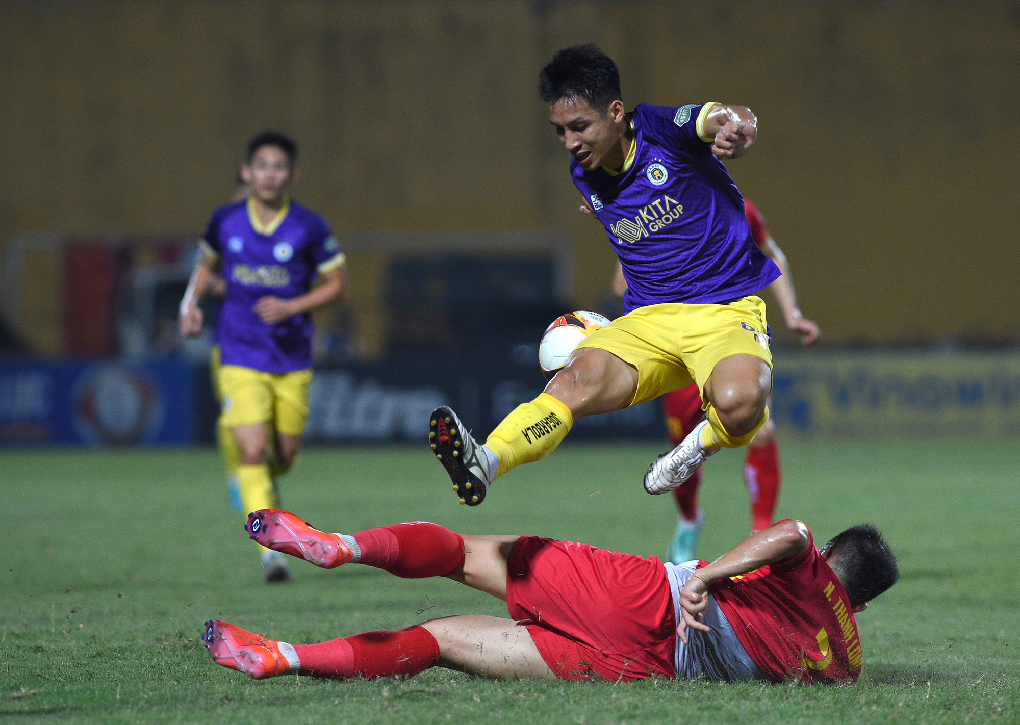 Tranh giành quyết liệt ở tuyến giữa.