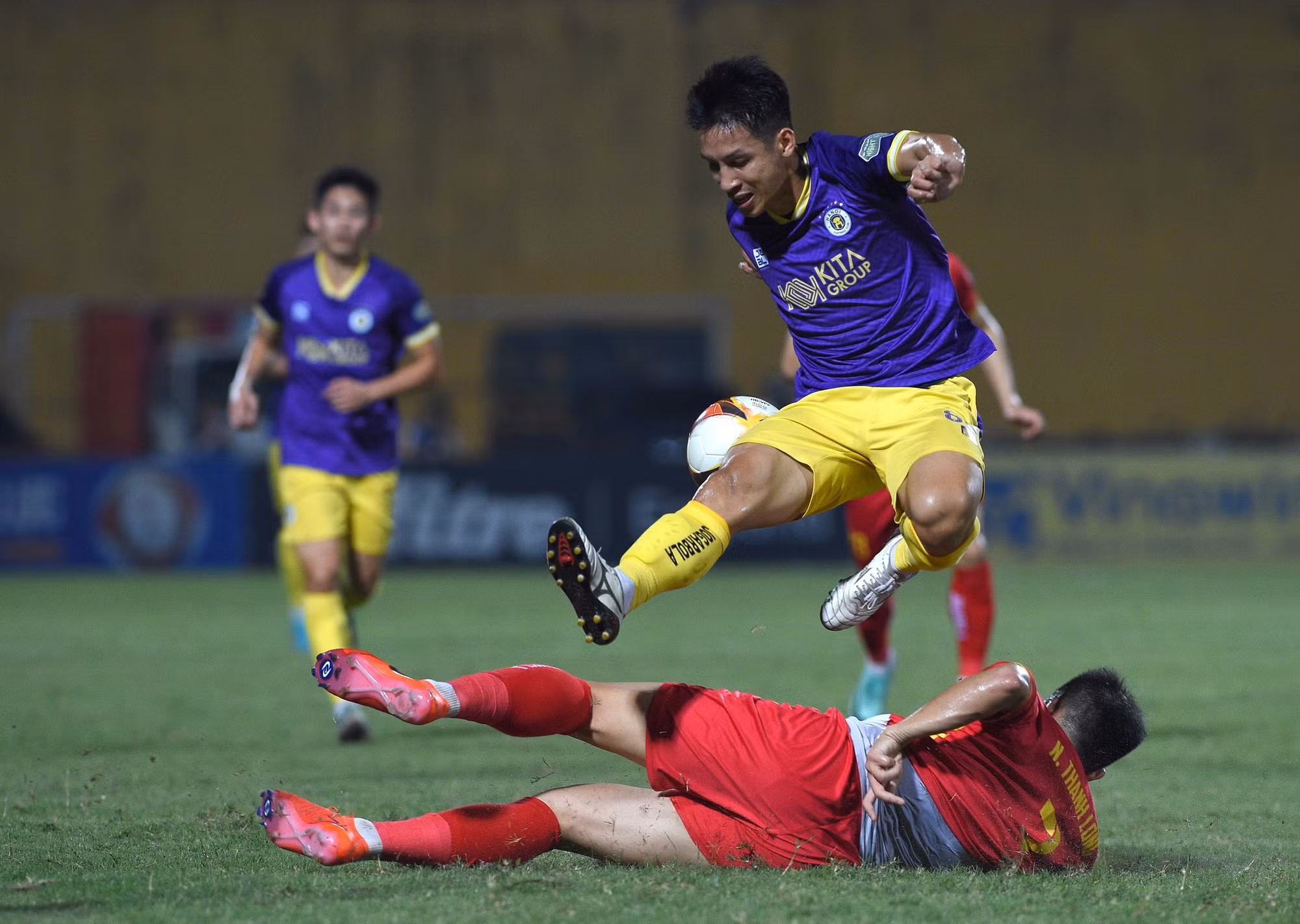 Tranh giành quyết liệt ở tuyến giữa.