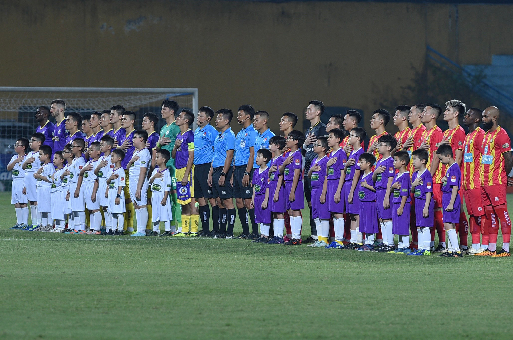 Hai đội thực hiện nghi thức chào cờ trước trận đấu.