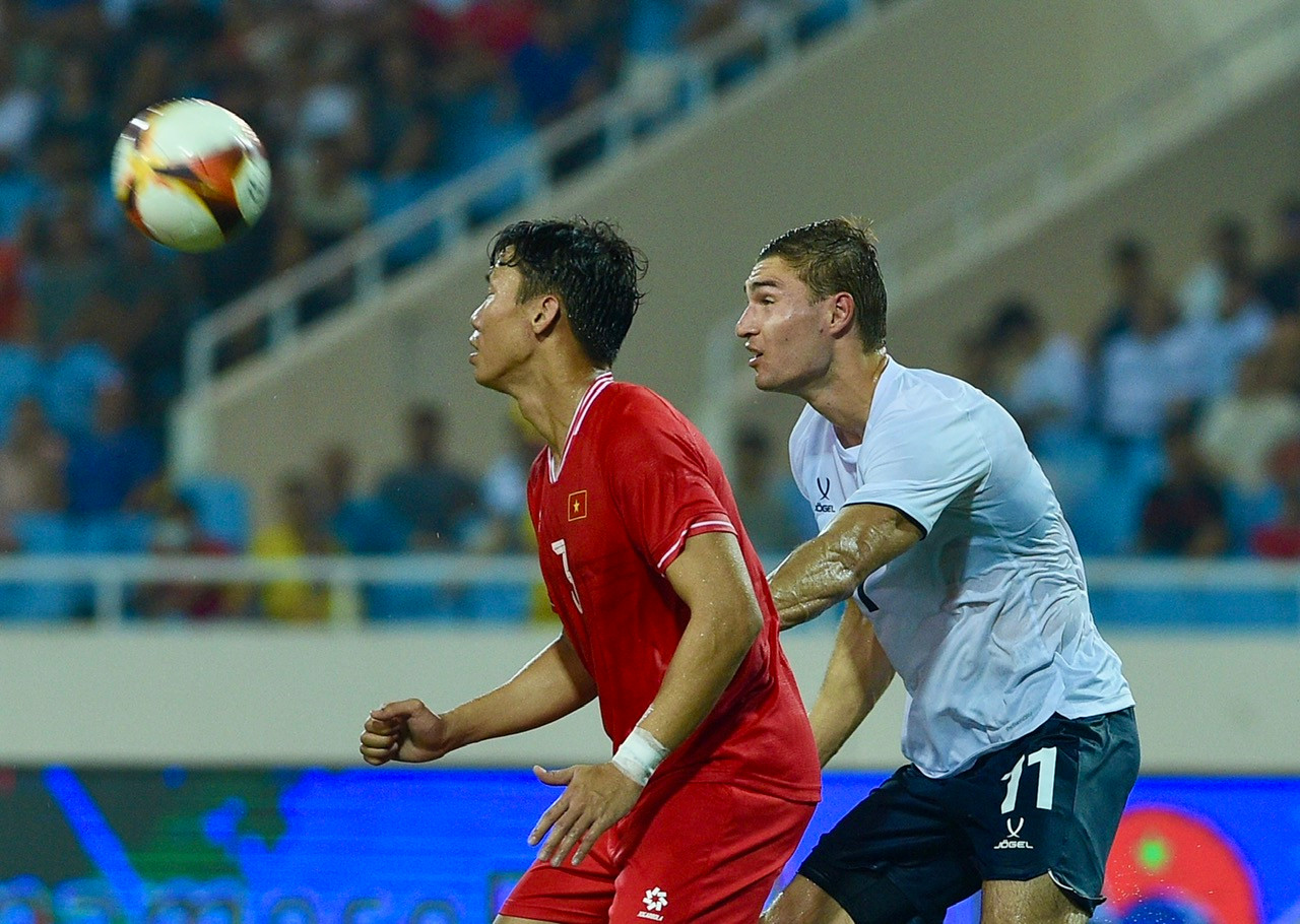 Nhưng hàng thủ của tuyển Việt Nam đã tổ chức phòng thủ tốt, khiến đối phương không thể tiếp cận khung thành của Văn Lâm.