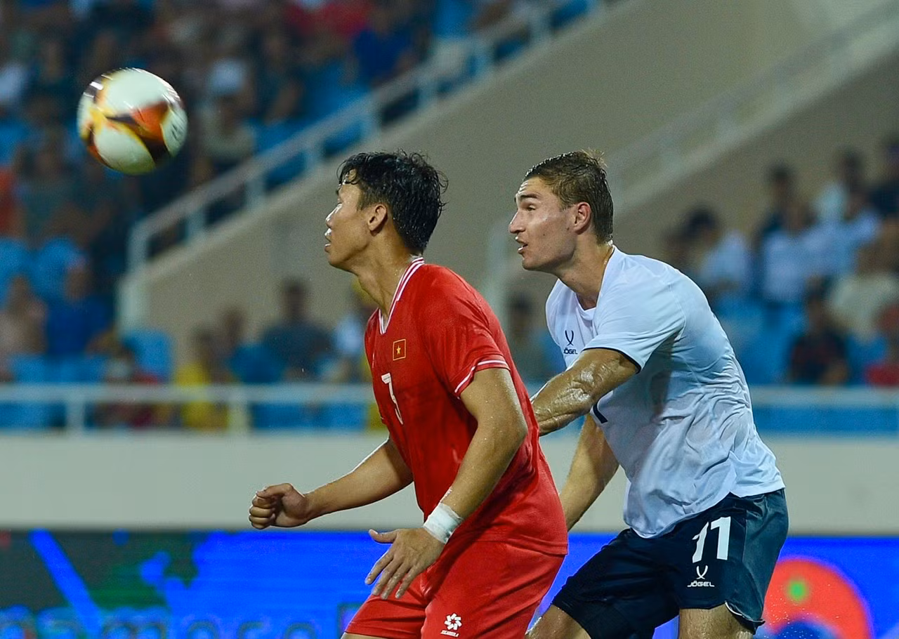 Nhưng hàng thủ của tuyển Việt Nam đã tổ chức phòng thủ tốt, khiến đối phương không thể tiếp cận khung thành của Văn Lâm.