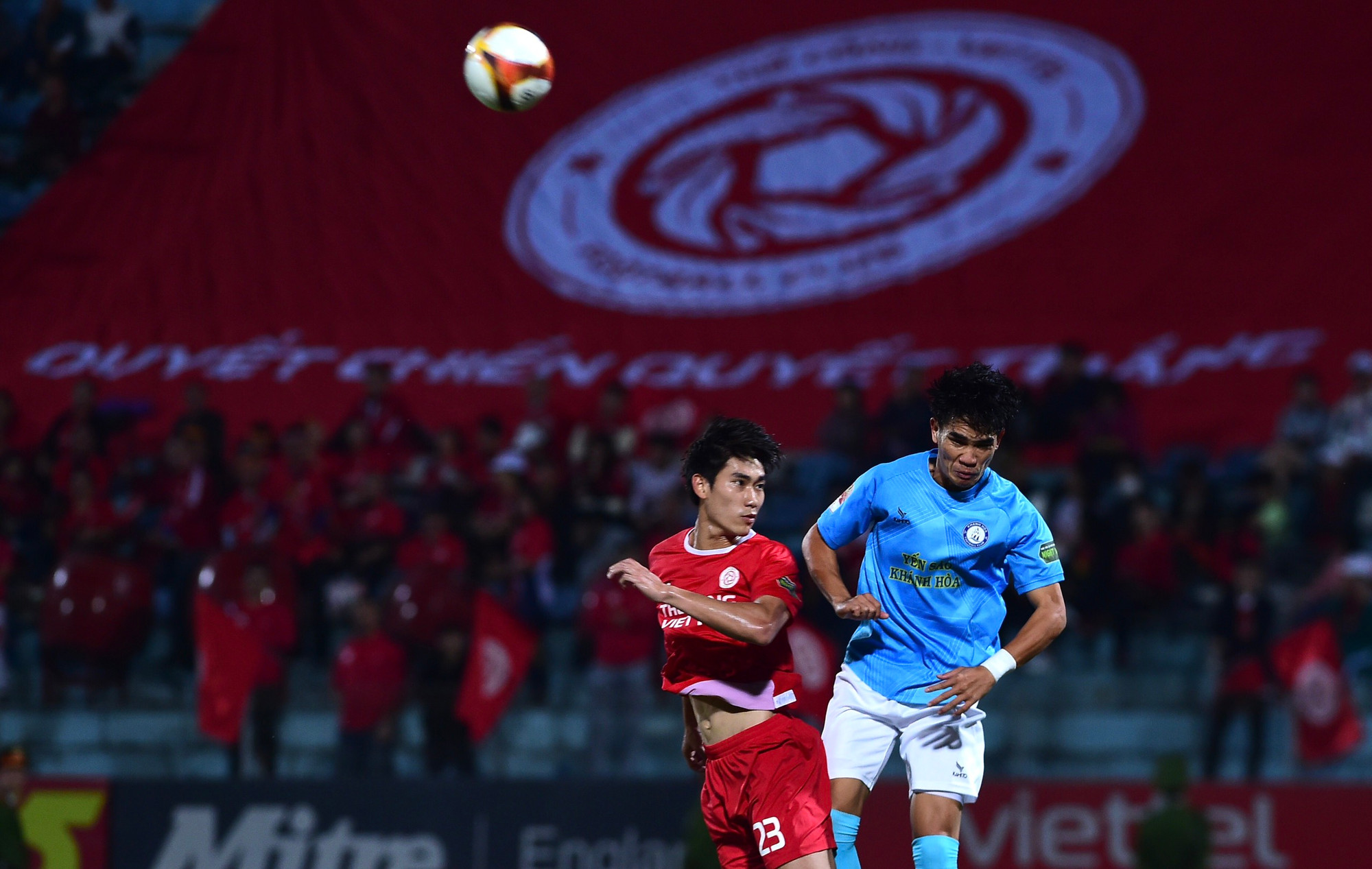 Hai đội thi đấu quyết liệt.