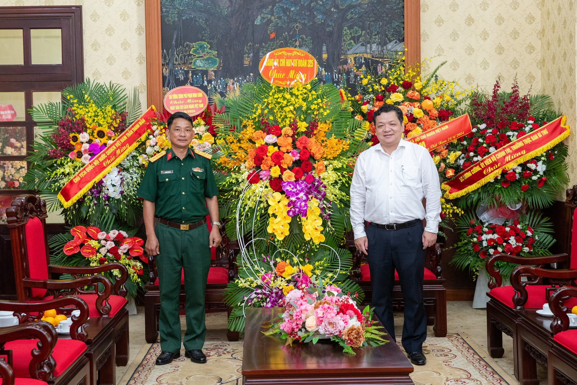 Đoàn Sư đoàn 325 Quân đoàn 12 do Đại tá Đoàn Văn Thể, Phó Chính ủy sư đoàn là trưởng đoàn đến chúc mừng Báo Nhân Dân.