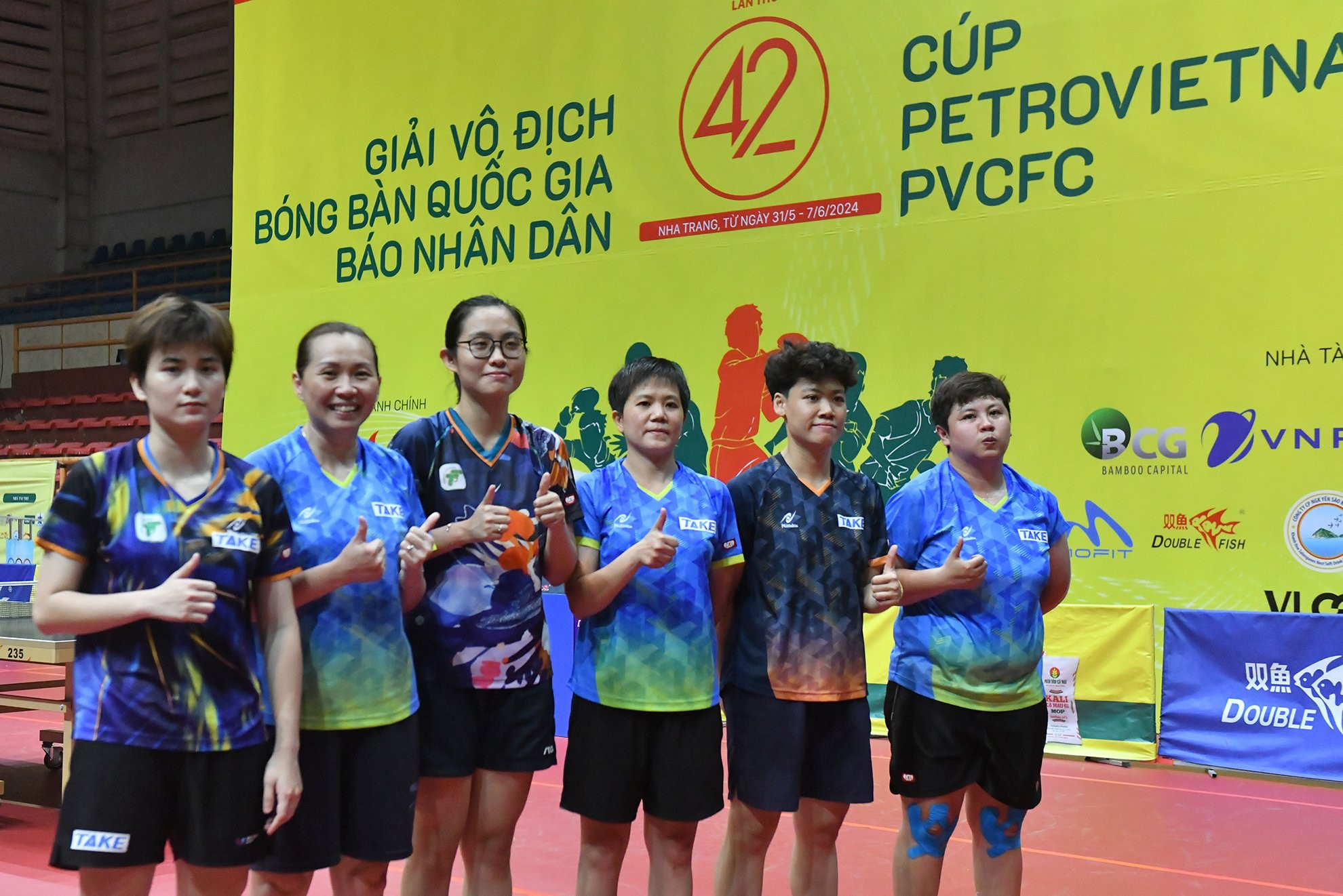 Huấn luyện viên và các vận động viên Thành phố Hồ Chí Minh 1 ăn mừng chức vô địch nội dung đồng đội nữ.