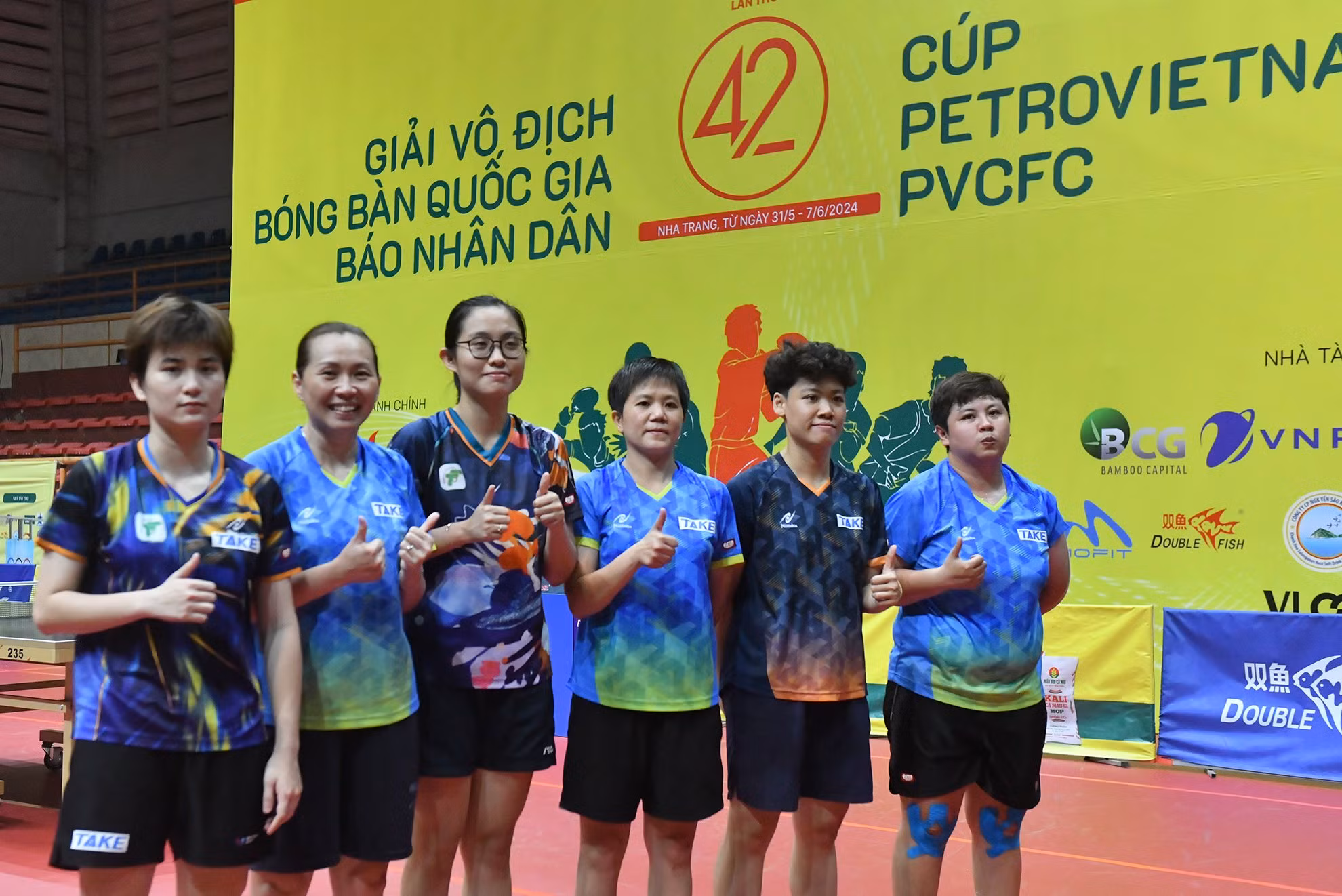 Huấn luyện viên và các vận động viên Thành phố Hồ Chí Minh 1 ăn mừng chức vô địch nội dung đồng đội nữ.