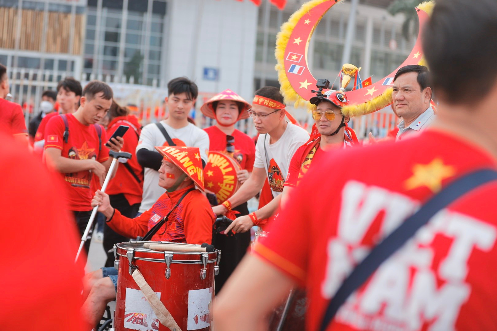 Một cổ động viên đi xe lăn tới xem đội nhà thi đấu.