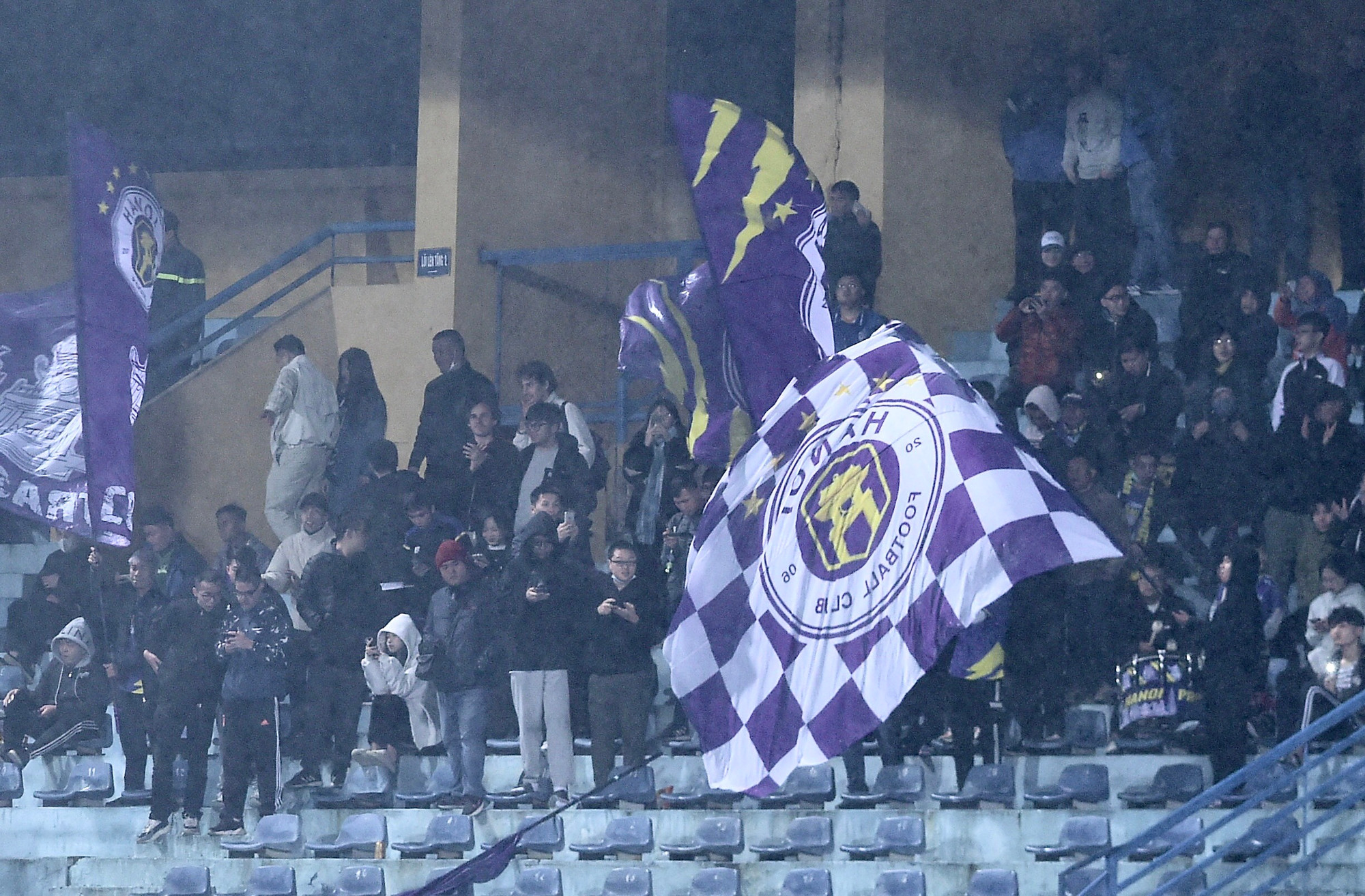 Cổ động viên Hà Nội đội mưa đến sân Hàng Đẫy cổ vũ cho đội nhà.