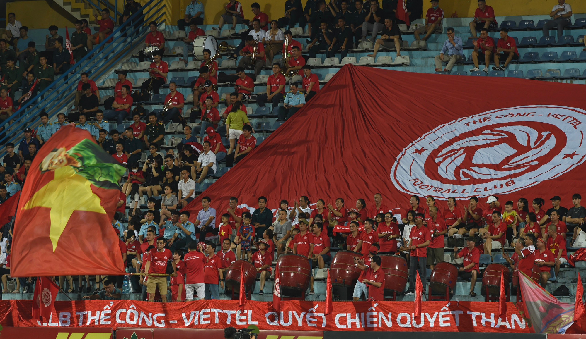 Cổ động viên Thể Công Viettel tưng bừng khí thế trên sân Hàng Đẫy.