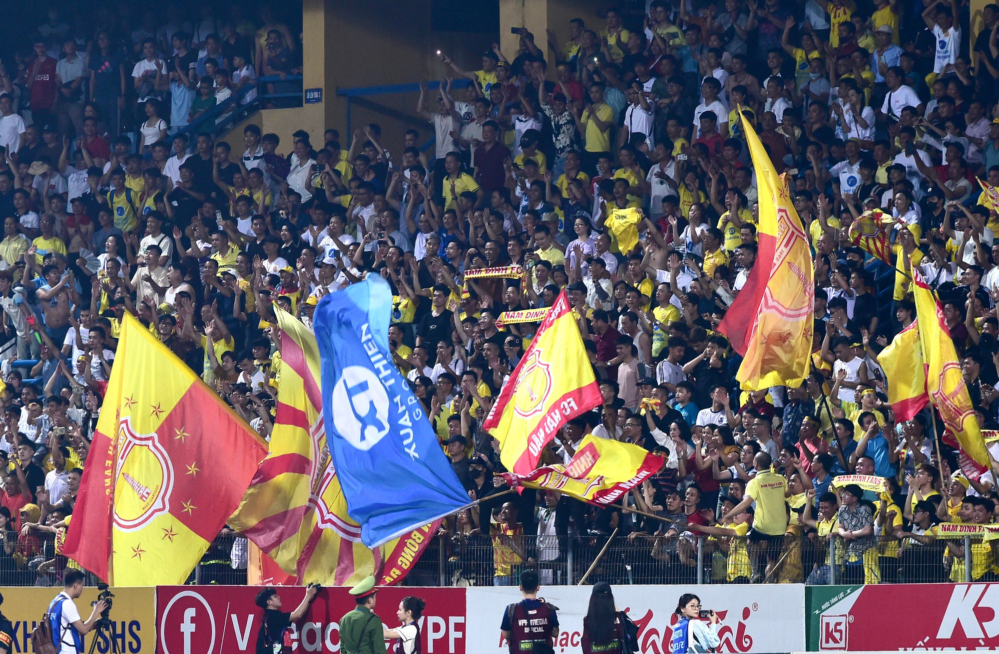 Cổ động viên Nam Định "bùng nổ" trên khán đài. Cổ động viên Nam Định "bùng nổ" trên khán đài.