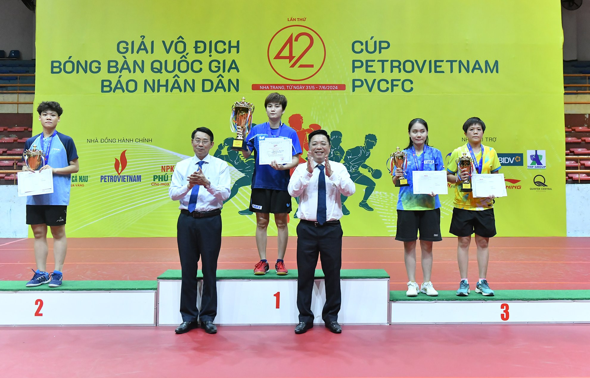 Phó Tổng Biên tập Quế Đình Nguyên và Phó Chủ tịch Ủy ban nhân dân tỉnh Khánh Hòa Đinh Văn Thiệu trao huy chương và cúp cho các vận động viên đoạt giải tại nội dung đơn nữ.