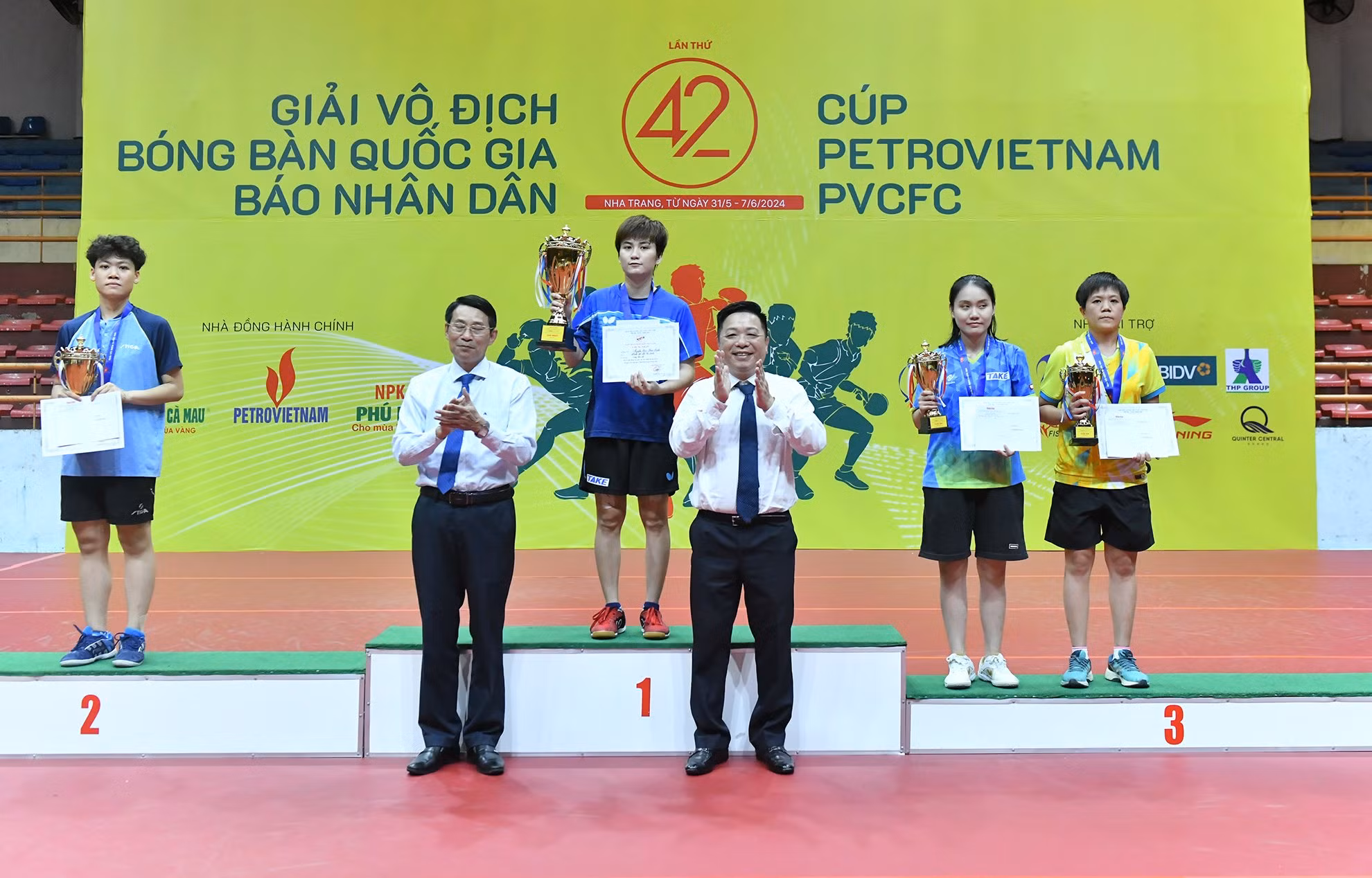 Phó Tổng Biên tập Quế Đình Nguyên và Phó Chủ tịch Ủy ban nhân dân tỉnh Khánh Hòa Đinh Văn Thiệu trao huy chương và cúp cho các vận động viên đoạt giải tại nội dung đơn nữ. Phó Tổng Biên tập Quế Đình Nguyên và Phó Chủ tịch Ủy ban nhân dân tỉnh Khánh Hòa Đinh Văn Thiệu trao huy chương và cúp cho các vận động viên đoạt giải tại nội dung đơn nữ.