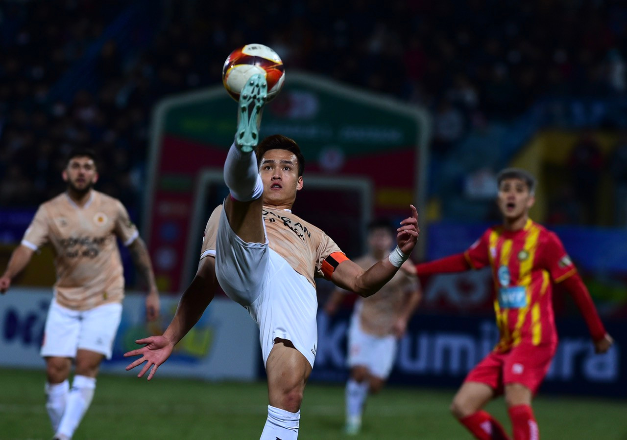 Đội trưởng Bùi Hoàng Việt Anh cứu nhiều bàn thua trông thấy cho Công an Hà Nội. Đội trưởng Bùi Hoàng Việt Anh cứu nhiều bàn thua trông thấy cho Công an Hà Nội.