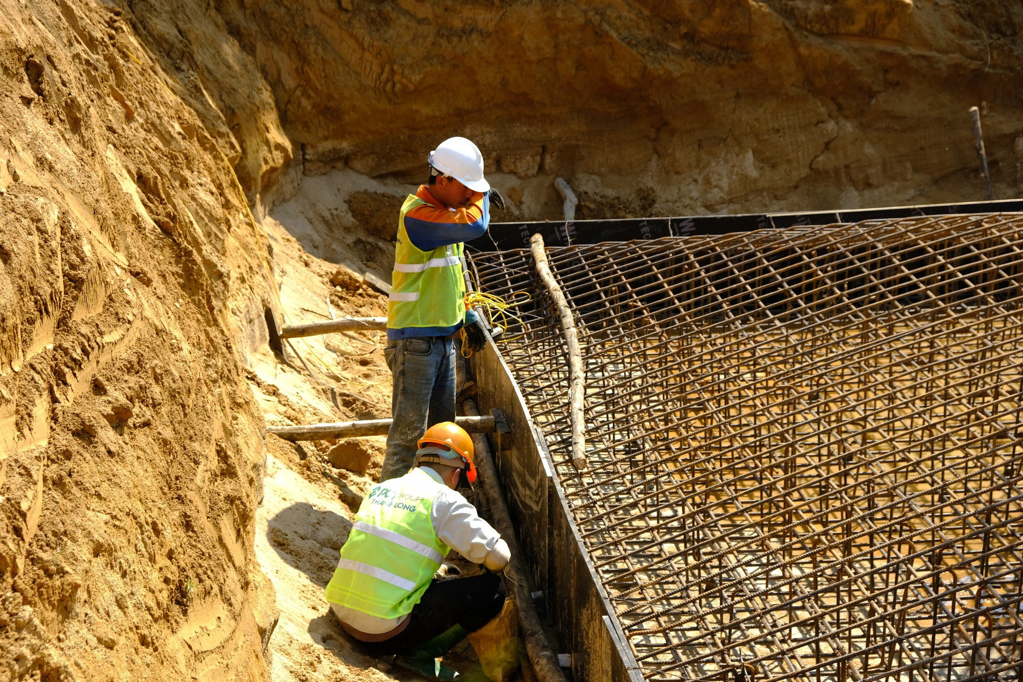 Công trường thi công hối hả để bắt kịp tiến độ đã đề ra.