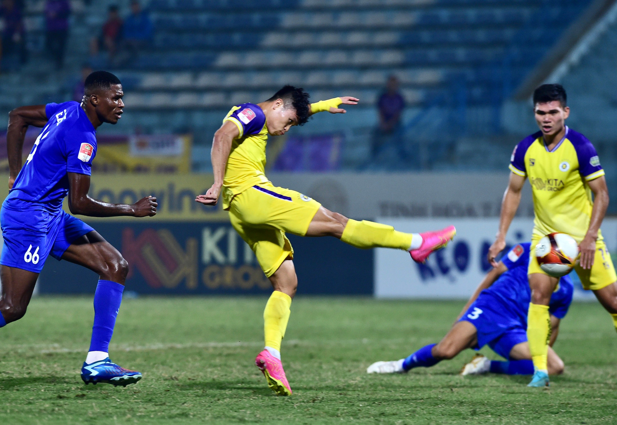 Chỉ 5 phút sau, từ quả treo bóng của cầu thủ Hà Nội FC, hậu vệ Quảng Nam đánh đầu không tốt tạo cơ hội để Tuấn Hải sút tung lưới đội khách lần thứ ba.