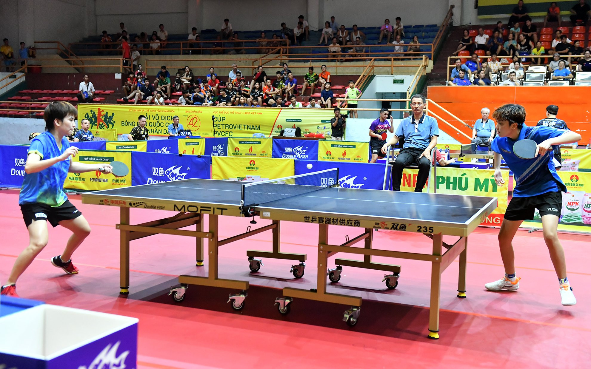 Cặp đấu thứ tư giữa Nguyễn Khoa Diệu Khánh và Trần Mai Ngọc thu hút sự theo dõi của người hâm mộ tại nhà thi đấu. Dù Diệu Khánh có lợi thế dẫn trước, thế nhưng qua những lượt đánh căng thẳng, Mai Ngọc thể hiện xuất sắc hơn để thắng lại 3-1 với các tỷ số 7-11, 13-11, 11-8 và 14-12.