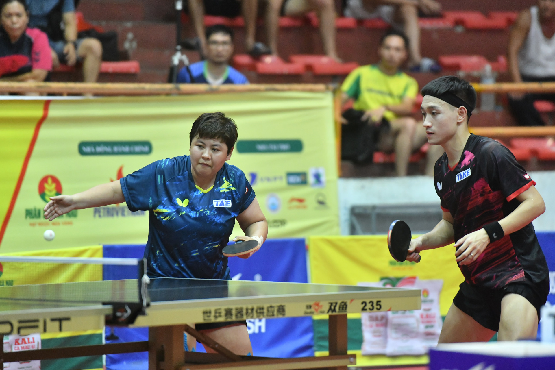 Những cú phát bóng của Mỹ Trang khiến đối phương rất khó chống đỡ. Những cú phát bóng của Mỹ Trang khiến đối phương rất khó chống đỡ.