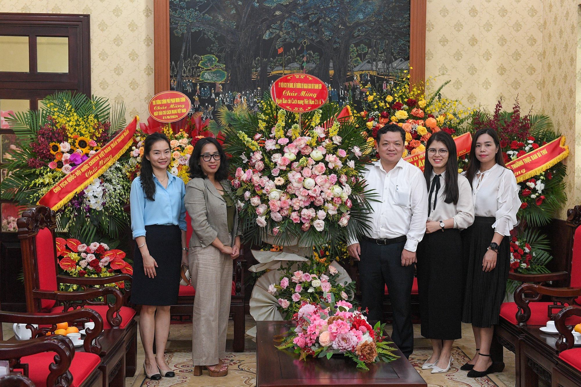 Người phát ngôn Bộ Ngoại giao Phạm Thu Hằng làm trưởng đoàn đã đến thăm, chúc mừng Báo Nhân Dân. Đồng chí đánh giá cao sự hợp tác chặt chẽ của Báo Nhân Dân và Bộ Ngoại giao thời gian qua và khẳng định tầm quan trọng về của Báo Đảng trong việc thông tin tuyên truyền về công tác đối ngoại.