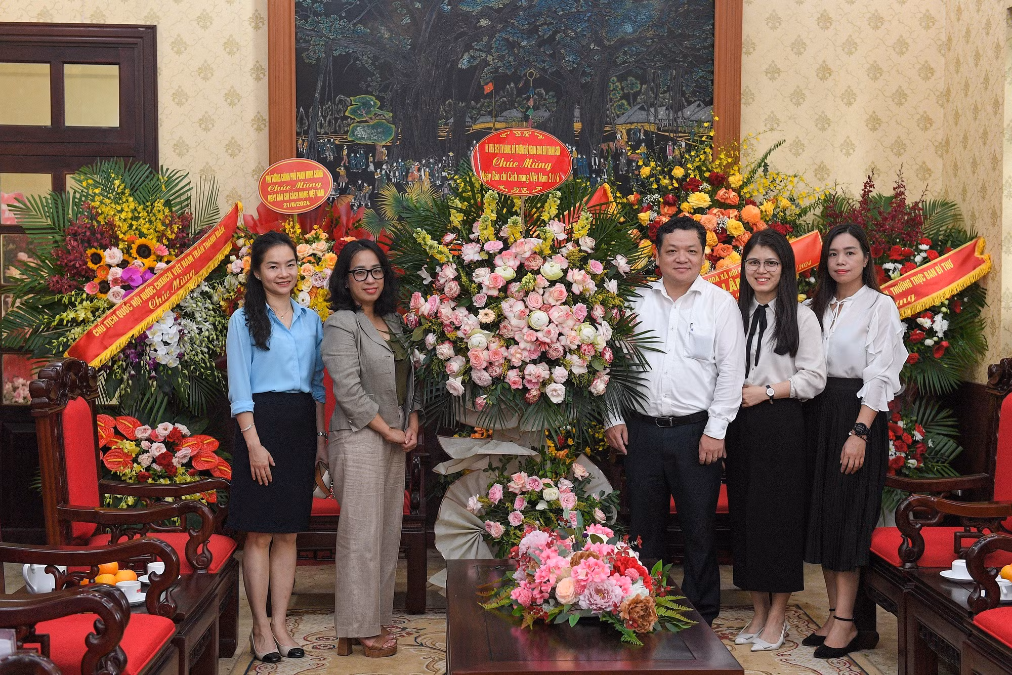 Người phát ngôn Bộ Ngoại giao Phạm Thu Hằng làm trưởng đoàn đã đến thăm, chúc mừng Báo Nhân Dân. Đồng chí đánh giá cao sự hợp tác chặt chẽ của Báo Nhân Dân và Bộ Ngoại giao thời gian qua và khẳng định tầm quan trọng về của Báo Đảng trong việc thông tin tuyên truyền về công tác đối ngoại. Người phát ngôn Bộ Ngoại giao Phạm Thu Hằng làm trưởng đoàn đã đến thăm, chúc mừng Báo Nhân Dân. Đồng chí đánh giá cao sự hợp tác chặt chẽ của Báo Nhân Dân và Bộ Ngoại giao thời gian qua và khẳng định tầm quan trọng về của Báo Đảng trong việc thông tin tuyên truyền về công tác đối ngoại.