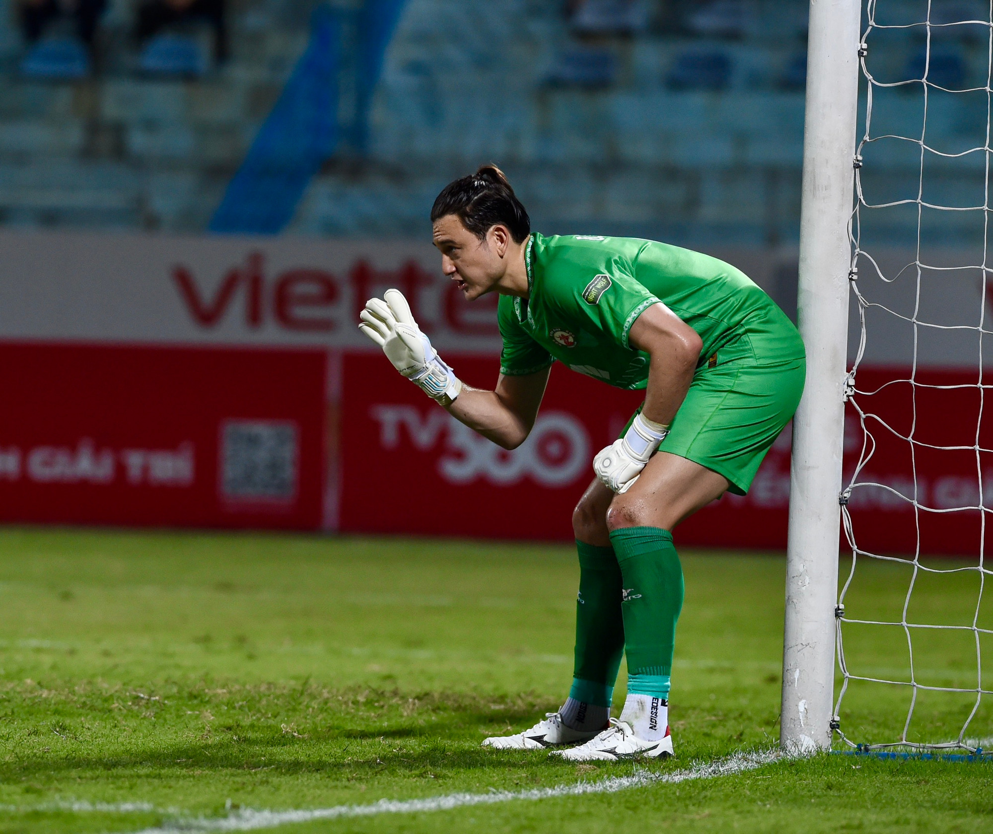 Thủ thành Văn Lâm cản phá nhiều tình huống tấn công sắc nét của Thể Công Viettel.