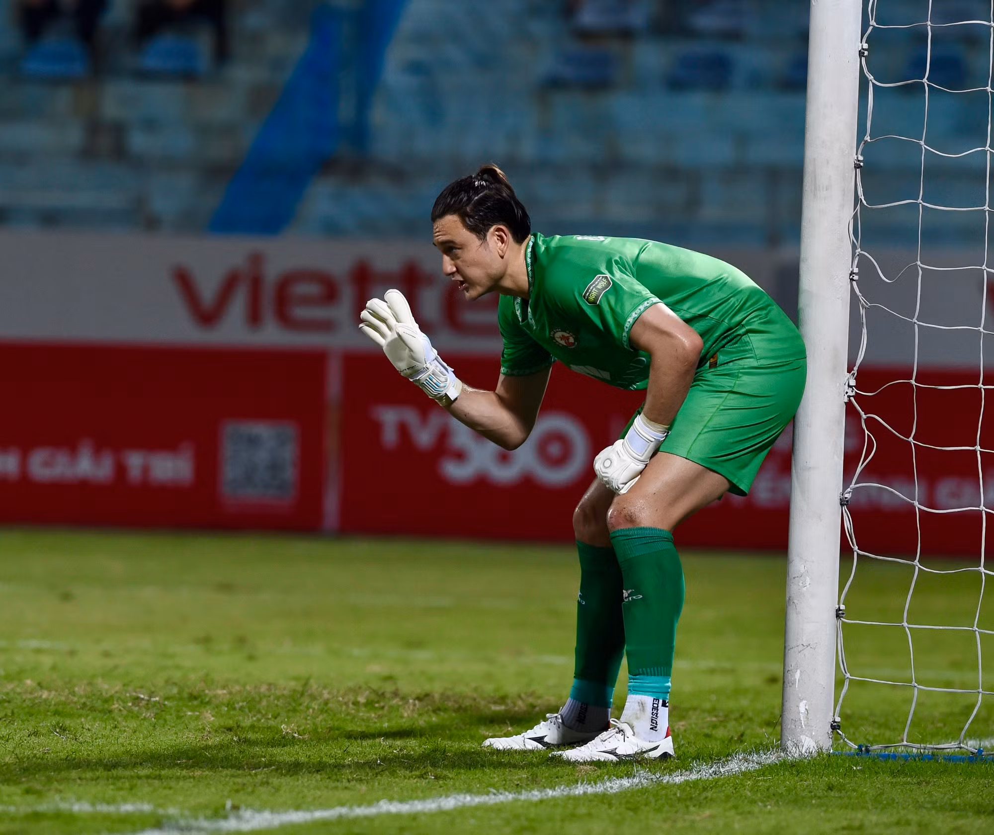 Thủ thành Văn Lâm cản phá nhiều tình huống tấn công sắc nét của Thể Công Viettel.