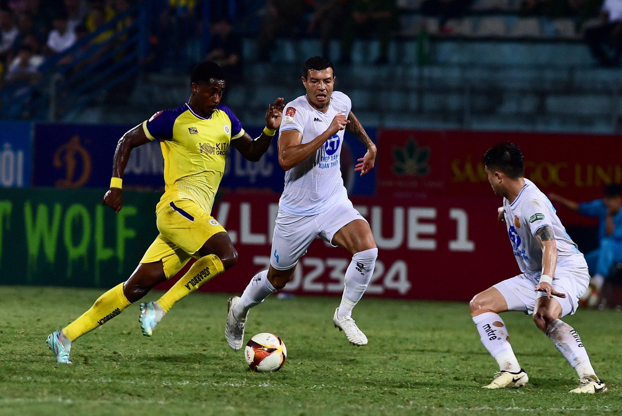 Các cầu thủ Nam Định thi đấu tự tin với bàn thắng dẫn trước. Các cầu thủ Nam Định thi đấu tự tin với bàn thắng dẫn trước.