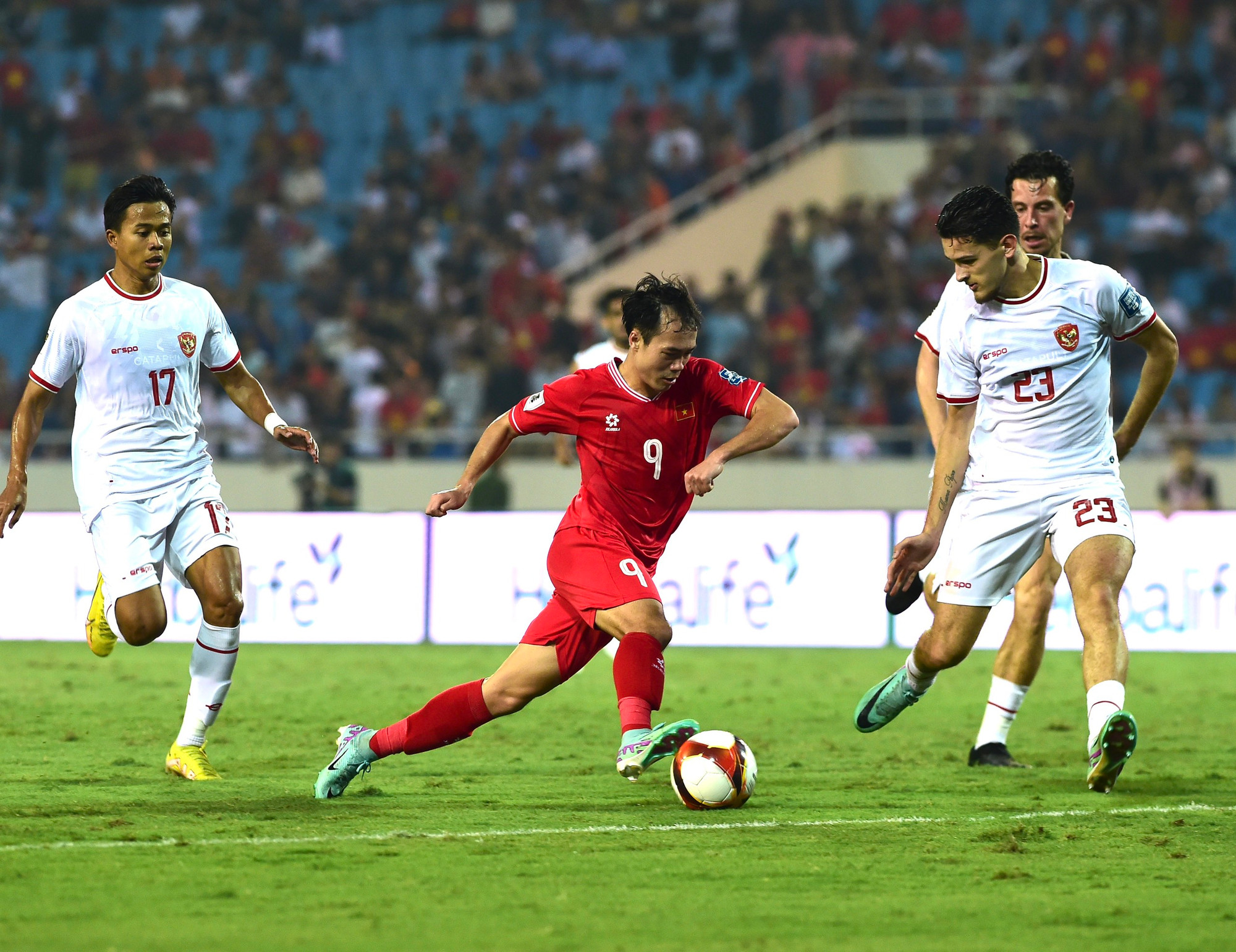 Thậm chí ở phút ở phút bù giờ thứ 8. Tiền đạo vào sân thay người Santana đã chớp thời cơ ghi bàn sau khi bóng đập cột dọc bật ra, ấn định chiến thắng 3-0 cho Indonesia.