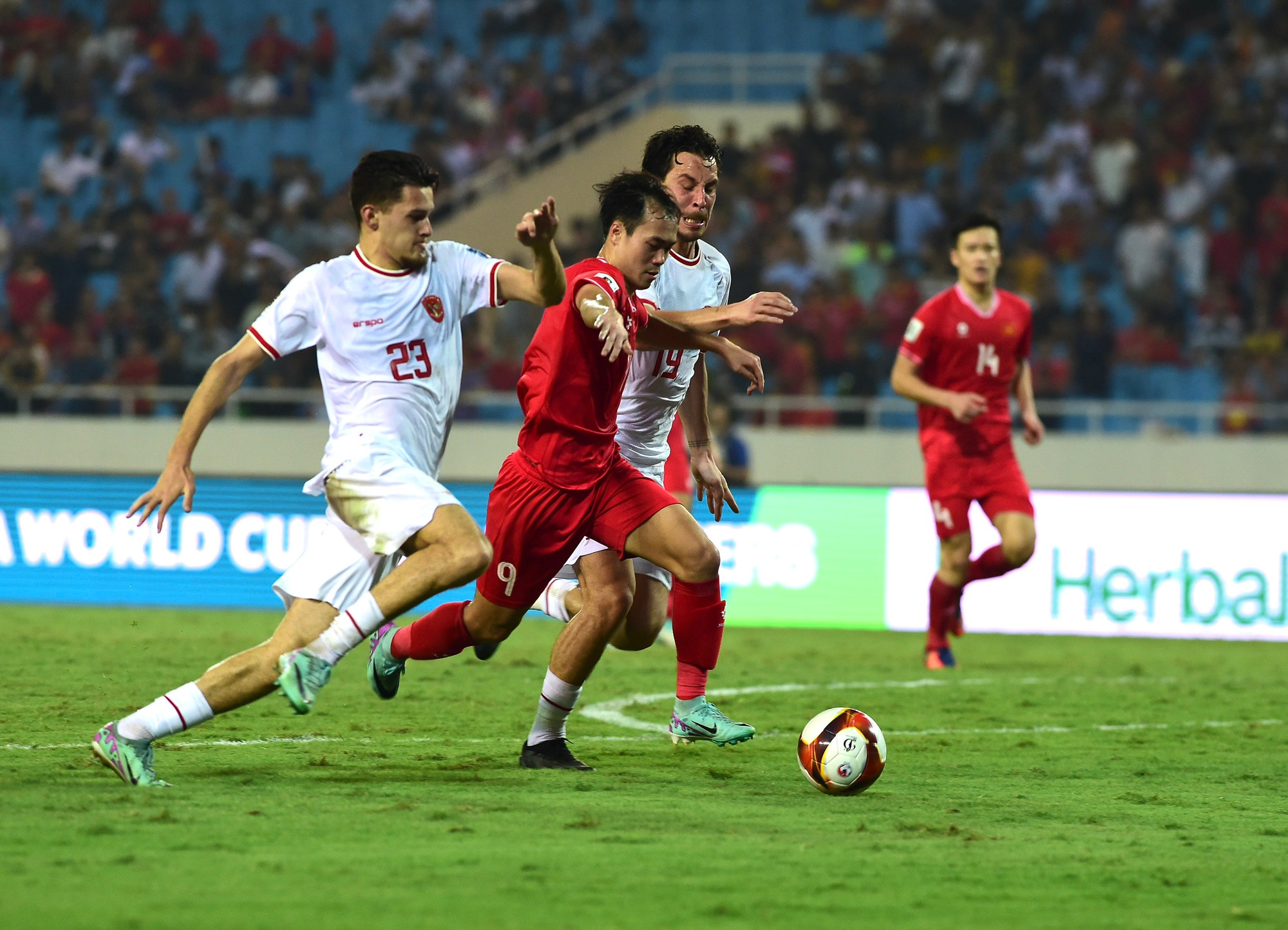 Phút 23, tuyển Việt Nam nhận thêm bàn thua. Oratmangoen đột phá dũng mãnh từ bên trái xâm nhập vòng cấm địa rồi dứt điểm từ góc hẹp ghi bàn nâng tỷ số lên 2-0.