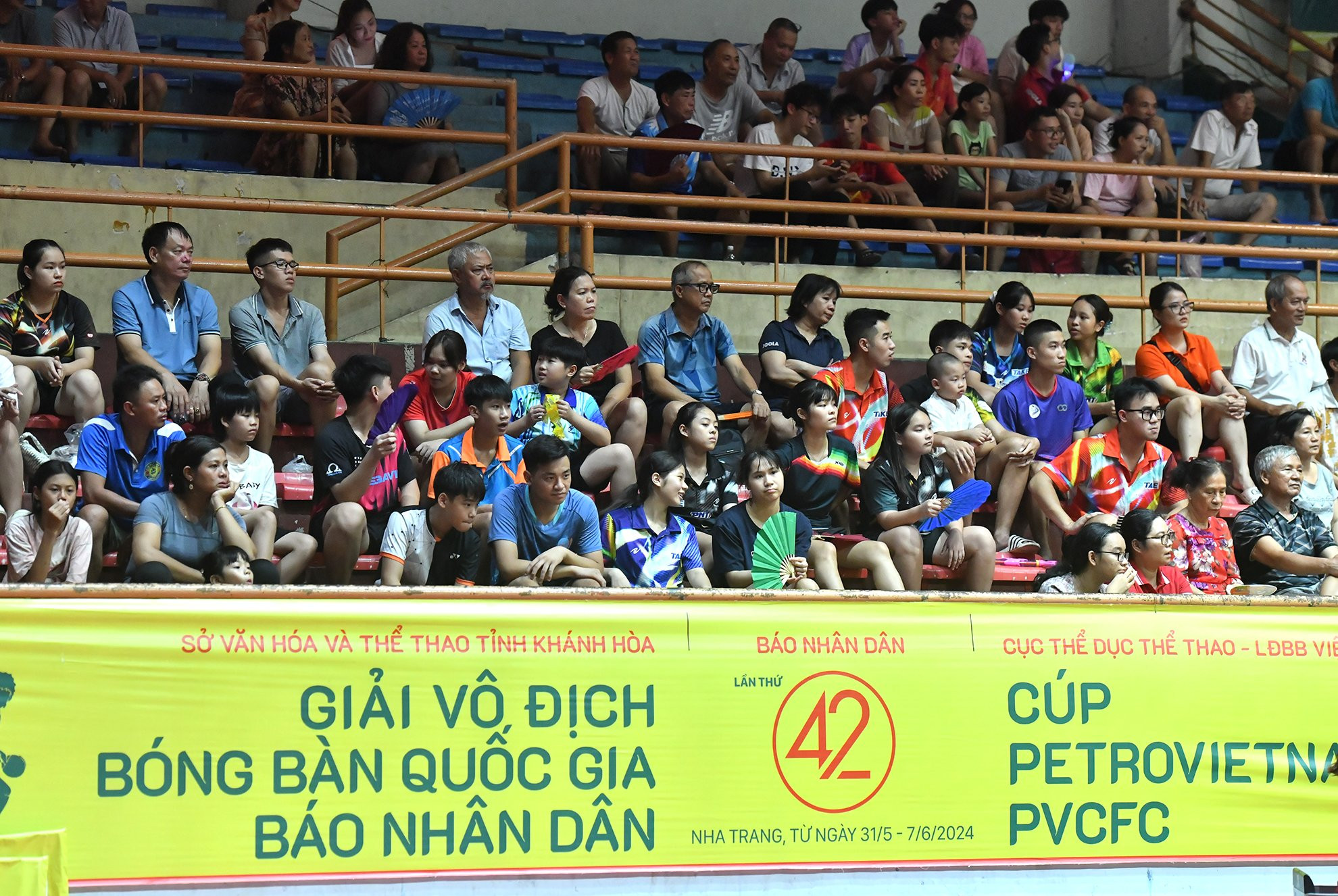 Rất đông người hâm mộ đã đến với Nhà thi đấu thể thao tỉnh Khánh Hòa để theo dõi hai trận chung kết nội dung đồng đội nam, đồng đội nữ đầy hấp dẫn.