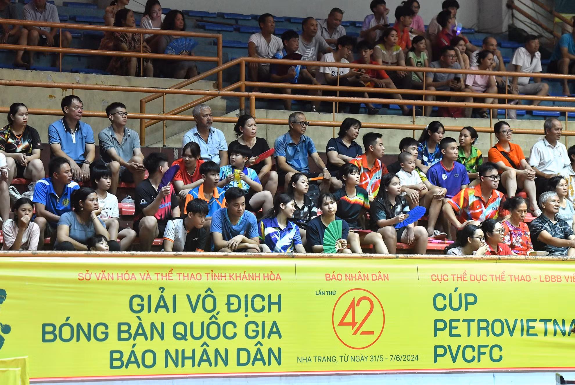 Rất đông người hâm mộ đã đến với Nhà thi đấu thể thao tỉnh Khánh Hòa để theo dõi hai trận chung kết nội dung đồng đội nam, đồng đội nữ đầy hấp dẫn.